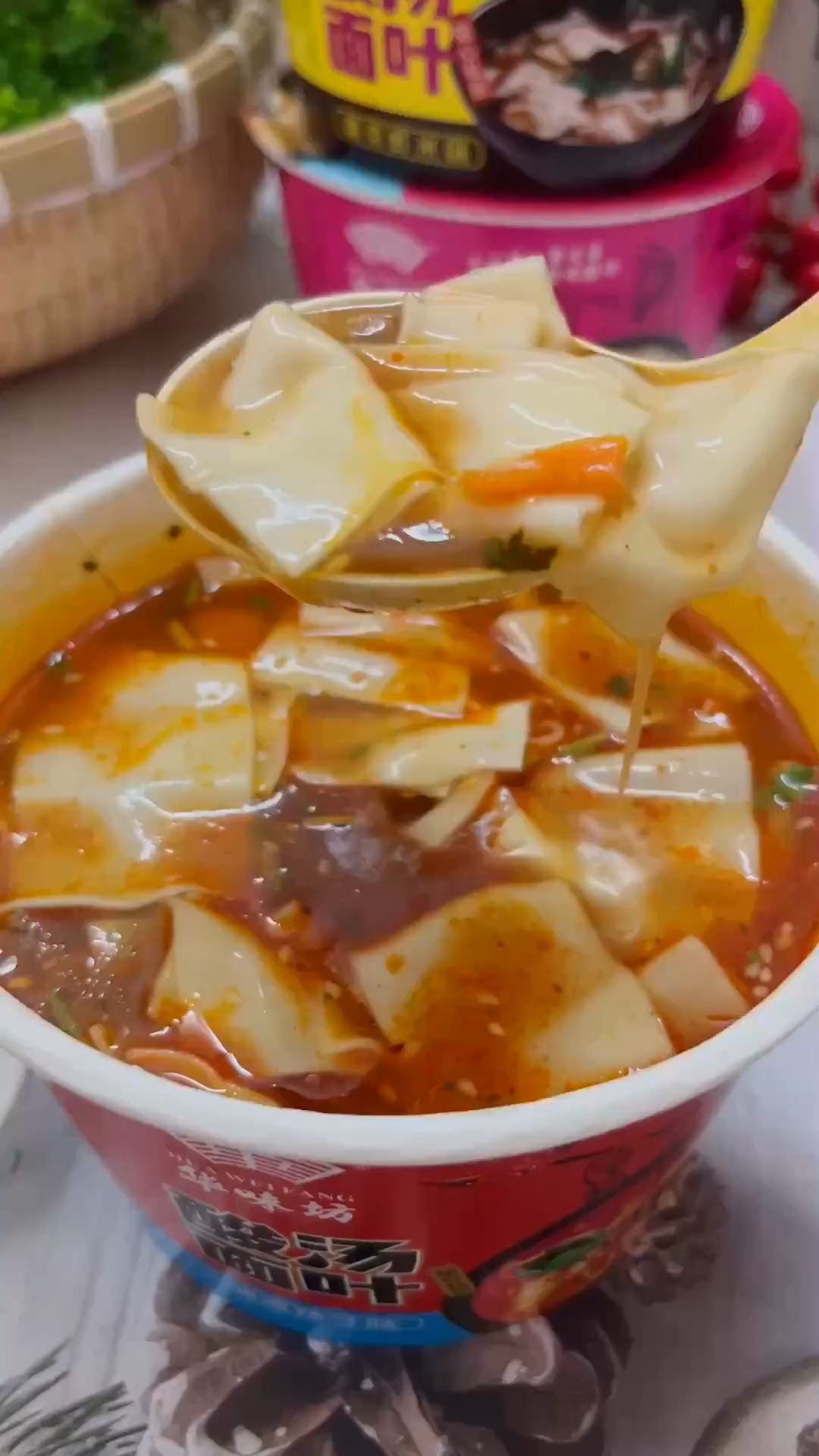 饿了你就来一碗这个油泼辣子酸汤面叶,汤底浓郁香辣好吃