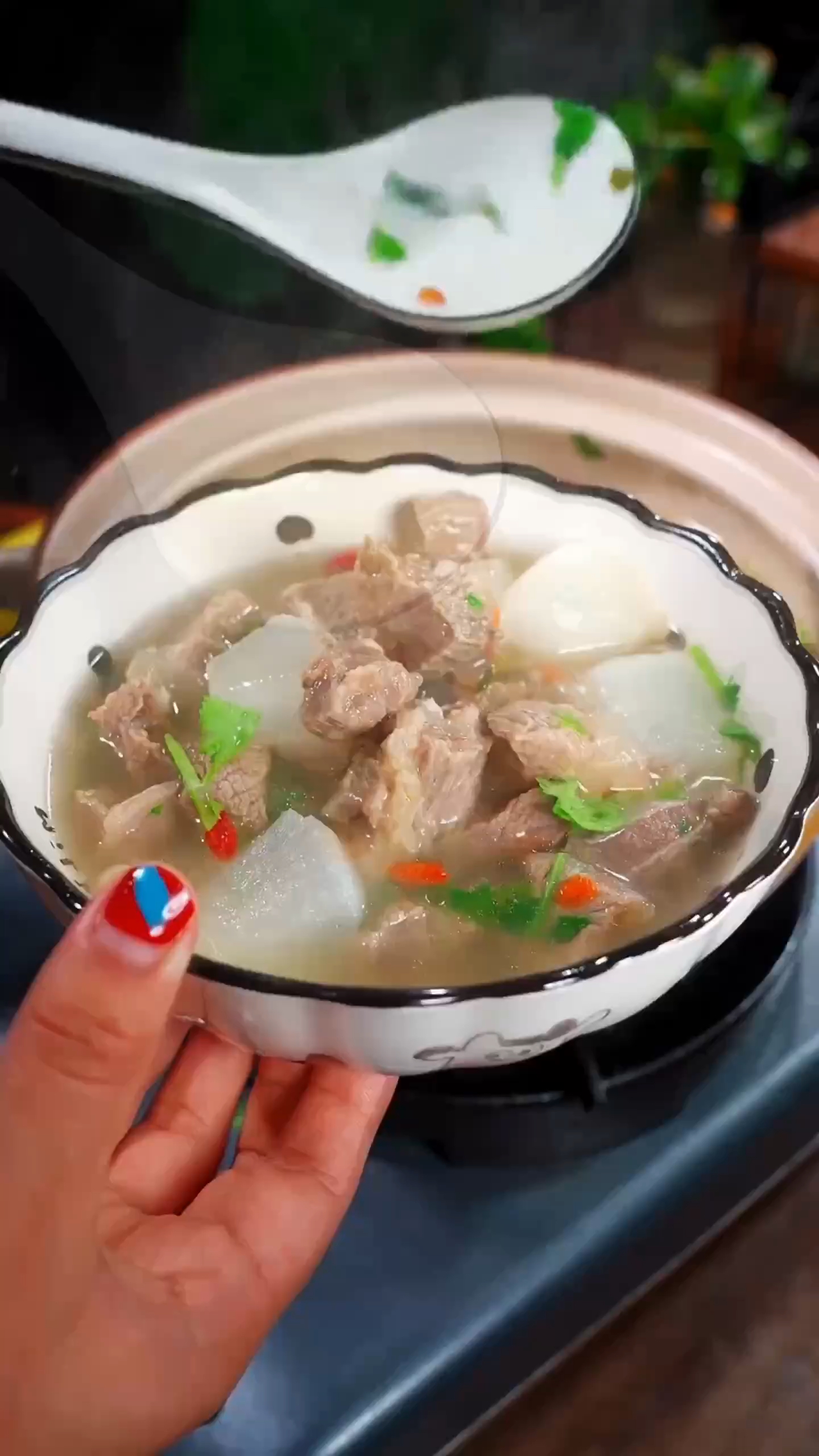 炖牛肉汤切记不要乱放大料,教你正确做法,汤鲜味美,肉质嫩滑