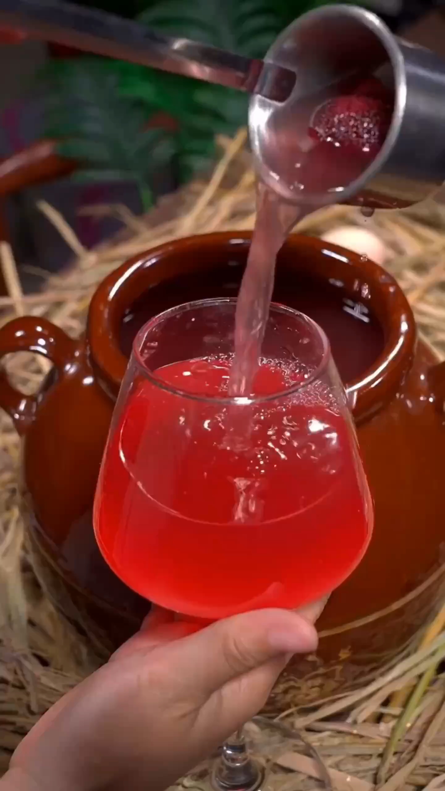秋天正是酿果酒的季节,杨梅酿的果酒颜色好看口感好,微醺甘甜