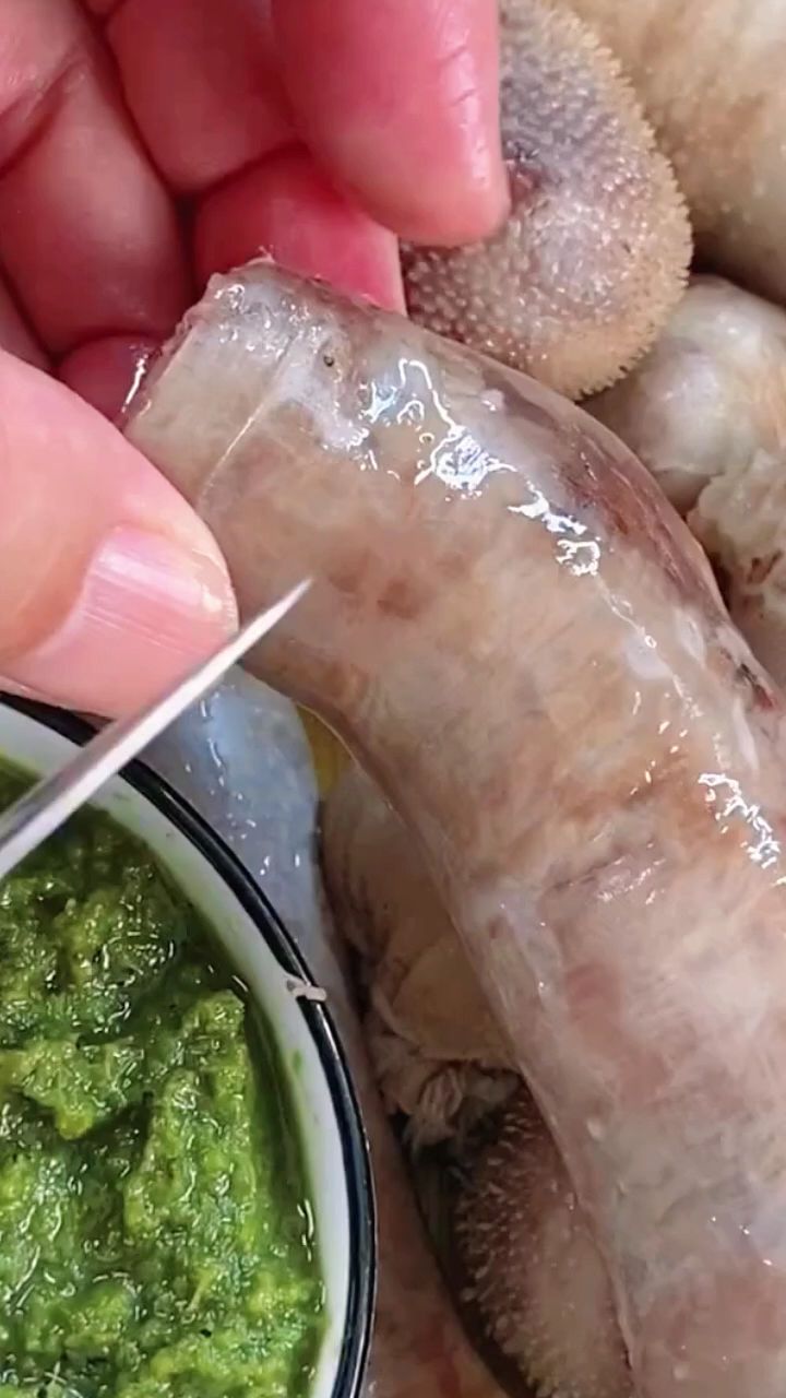 羊肠里面全是羔羊肉,蘸上野韭菜花酱,满满的草原味道! #羊肉肠