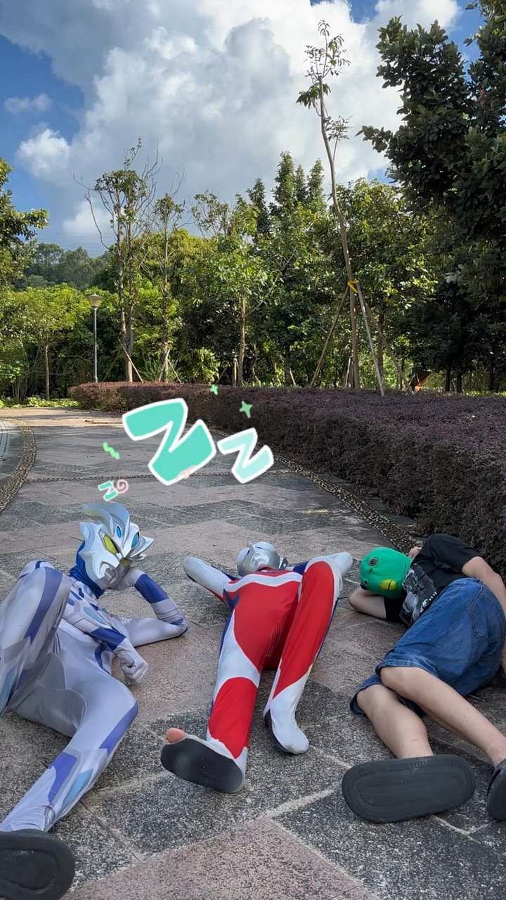 赛罗迪迦和绿鱼头睡着了!