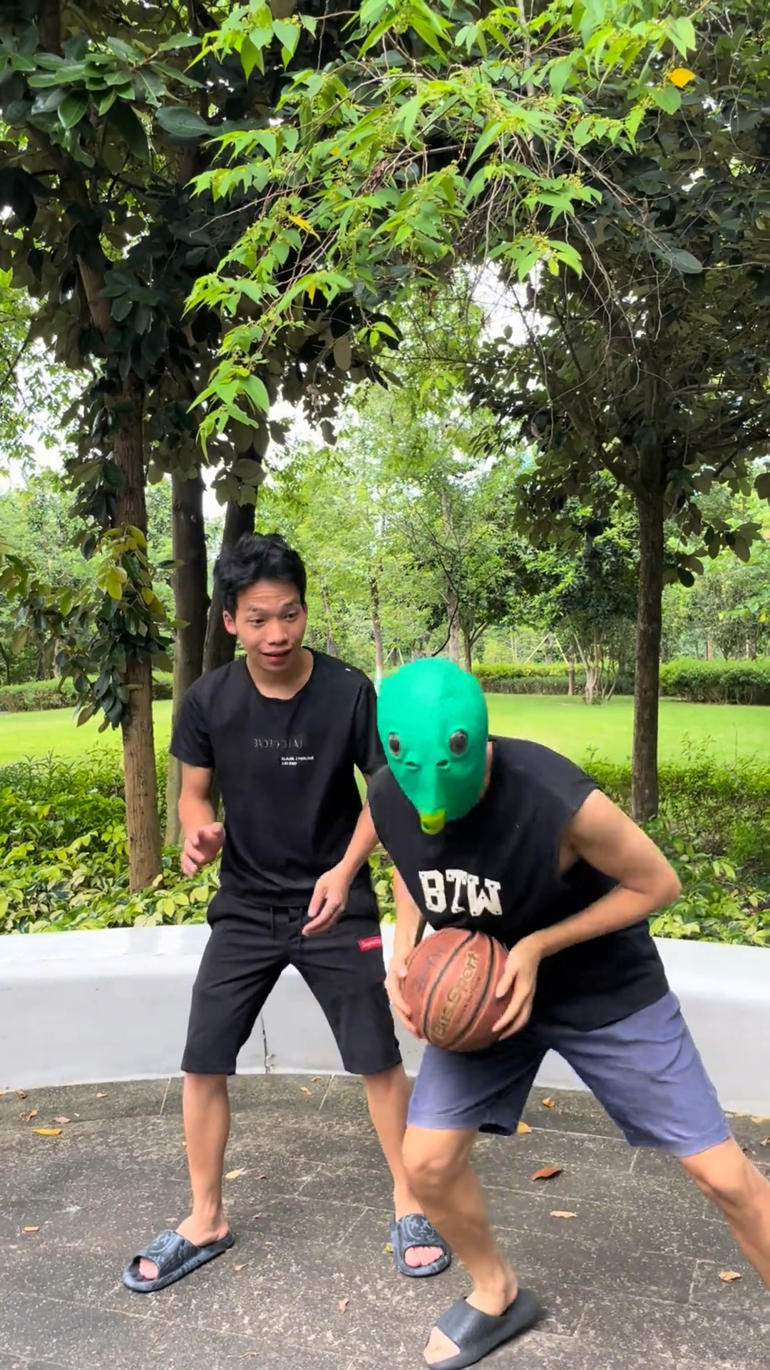 绿鱼头抢路人篮球!