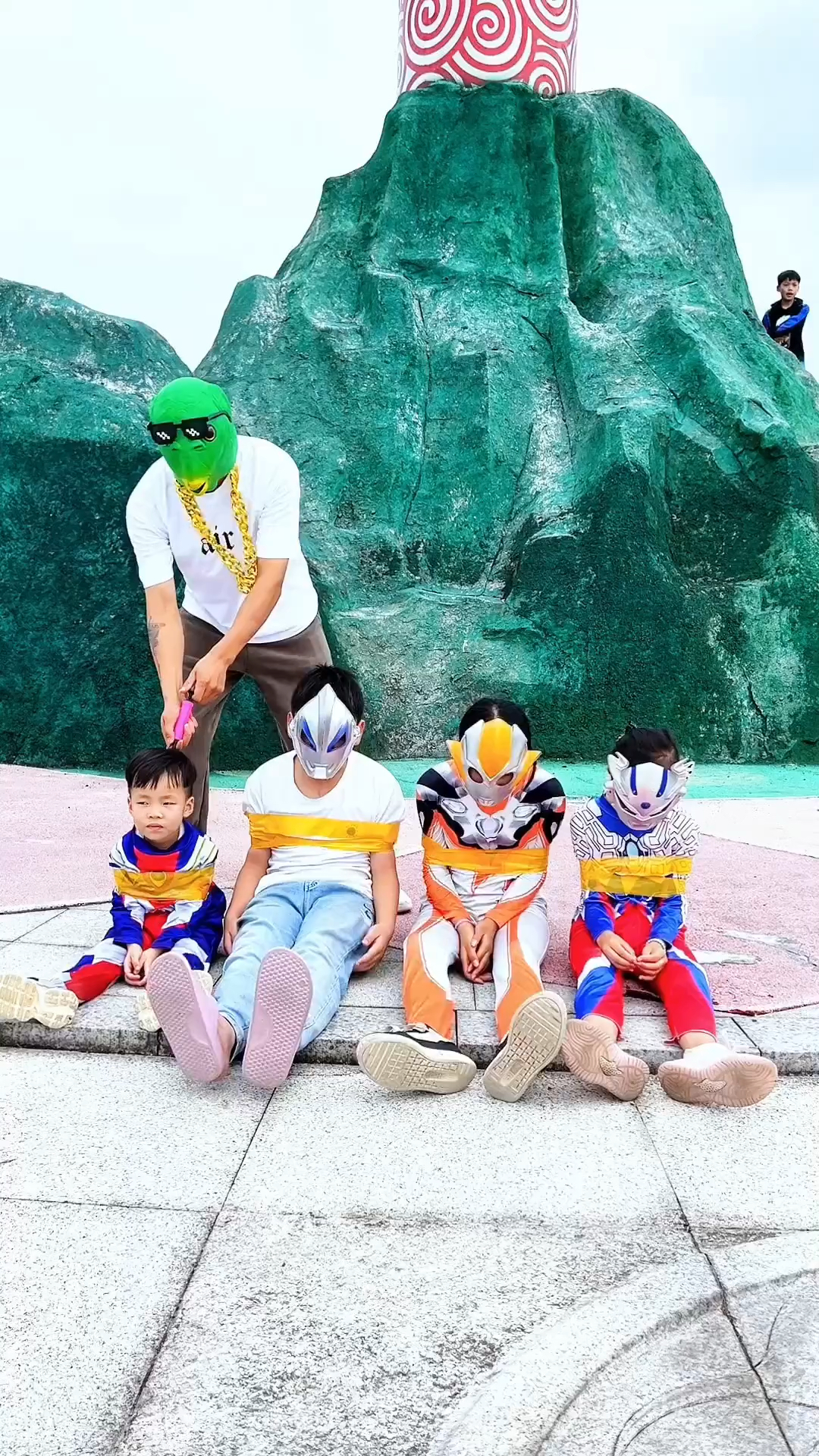 绿鱼头欺负奥特曼家族!