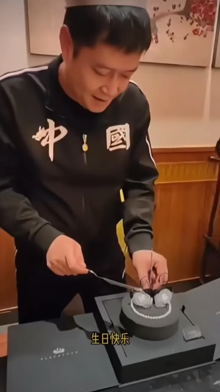 coco切蛋糕 全是笑点  哈哈哈  coco生日快乐