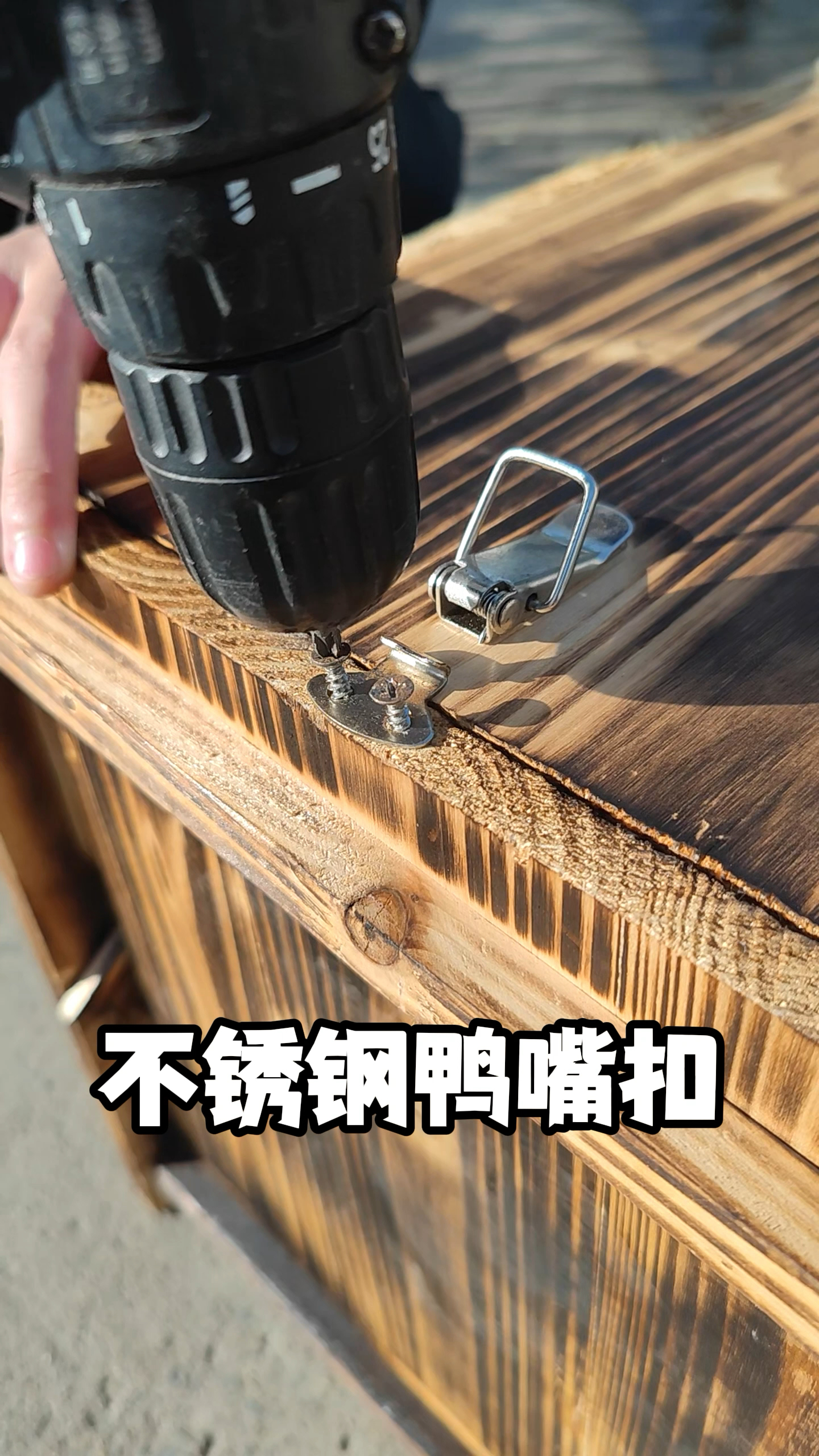 这个不锈钢鸭嘴扣用于做土蜂箱诱蜂箱,连接格子箱都能用到