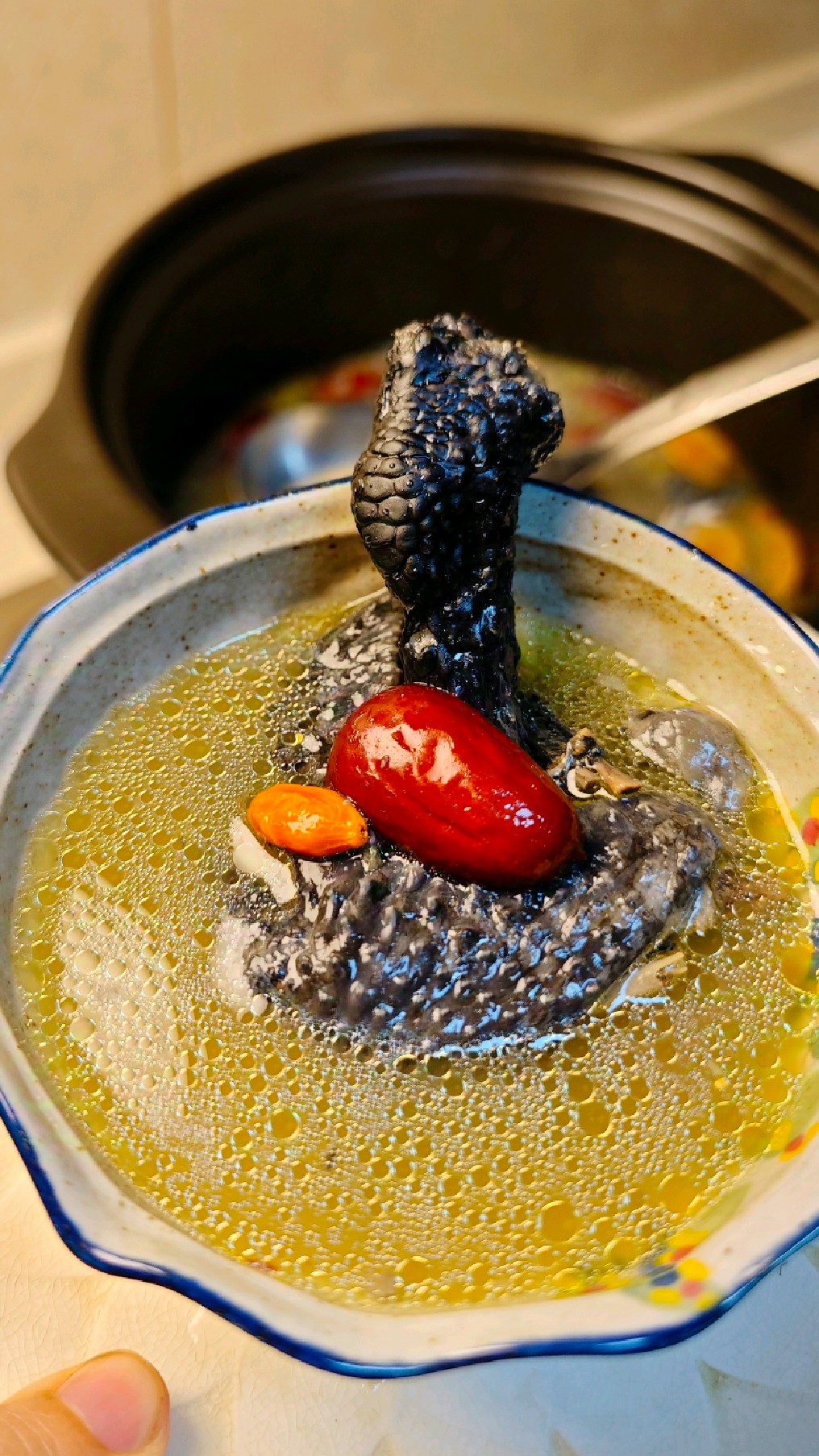 秋冬是滋补的好时节!当归黄芪乌鸡汤,暖身又暖心,汤香味浓好喝