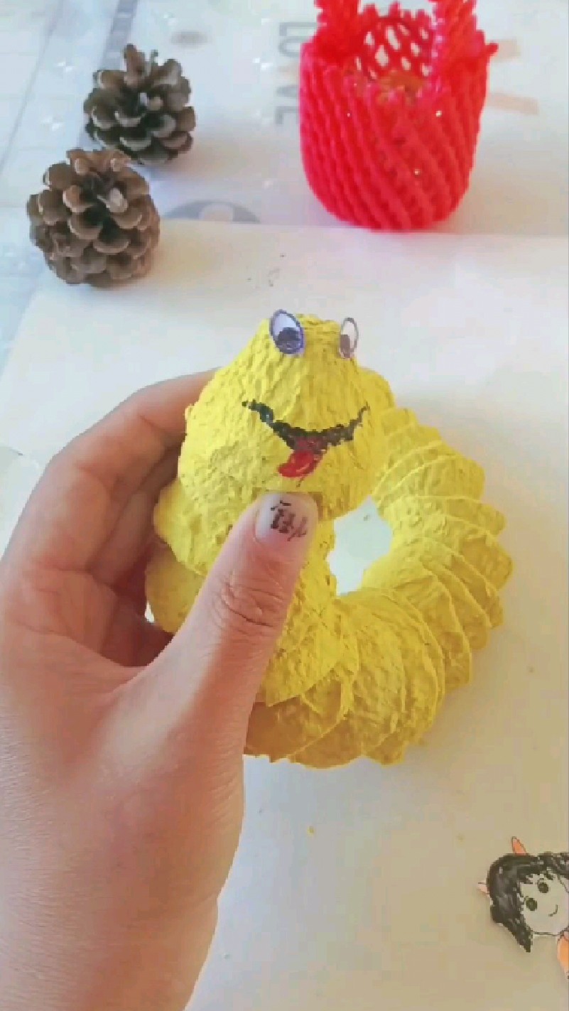 用鸡蛋盘做迷你玩具小蛇,变废为宝