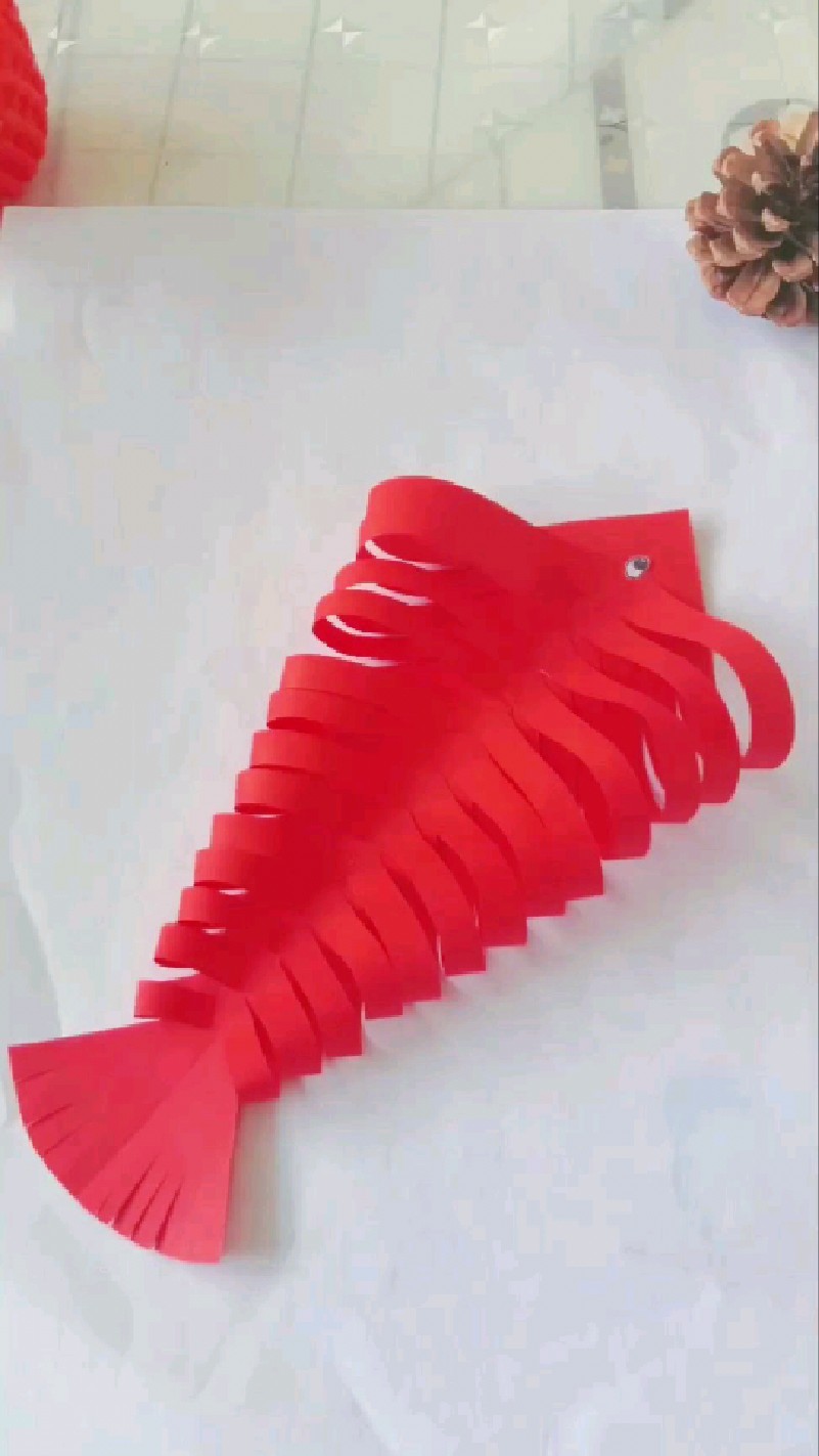 动手做条可爱的挂件鱼吧! 新的一年年年有余。新年手工