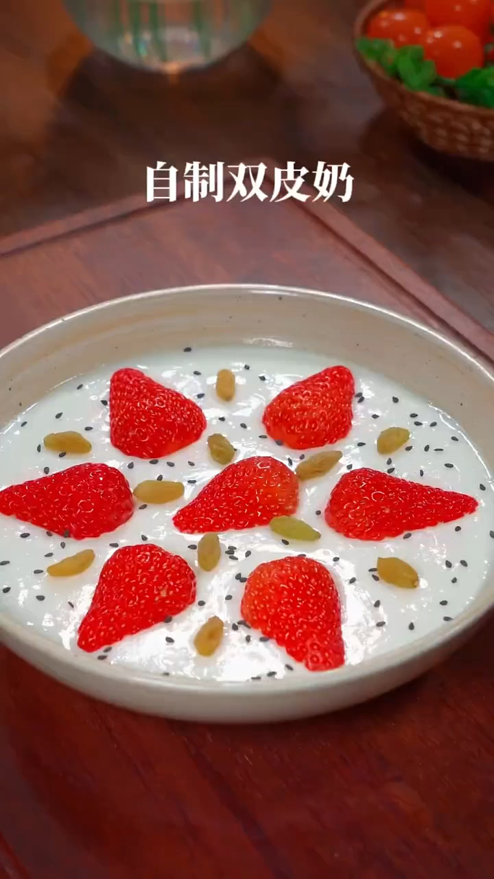 谁能想到把牛奶放进锅里蒸一蒸就是自制双皮奶的做法,营养又美味