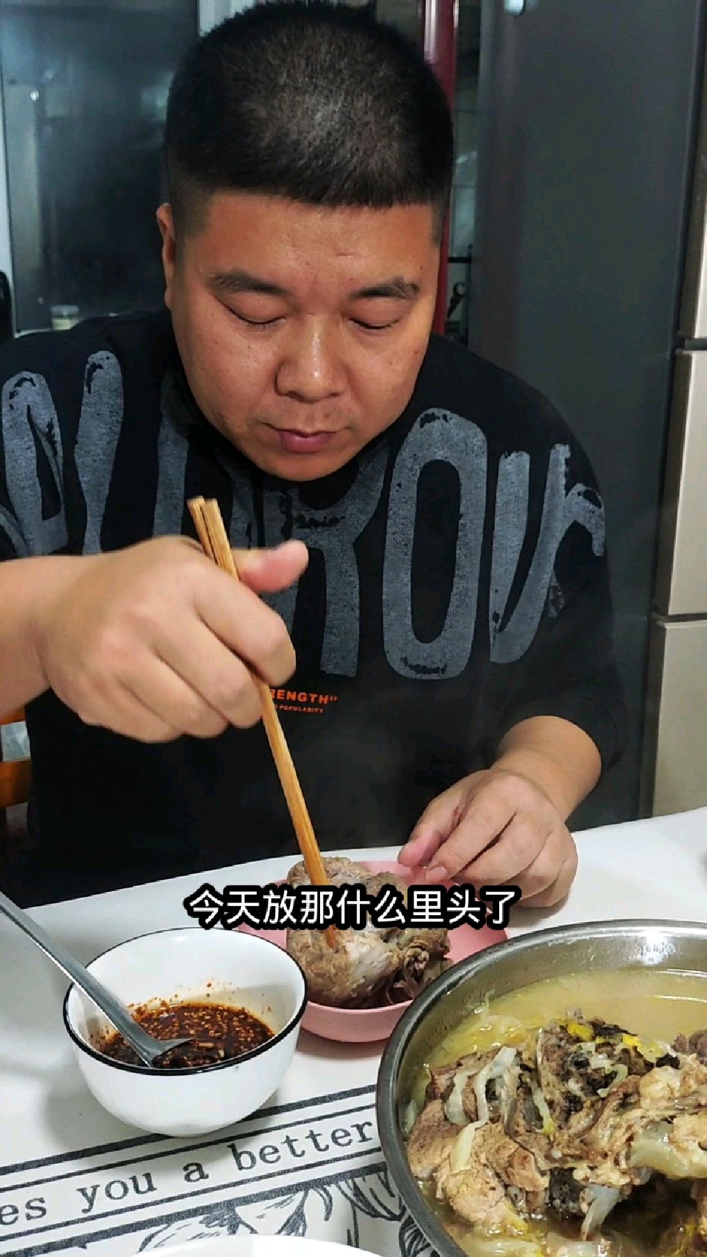 大骨头炖酸菜,再来上点木薯粉条