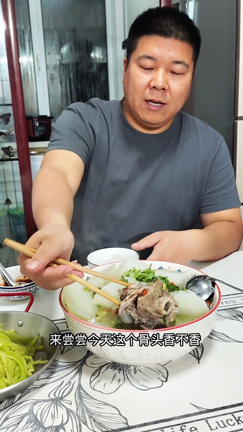 天冷了炖个大棒骨白萝卜汤