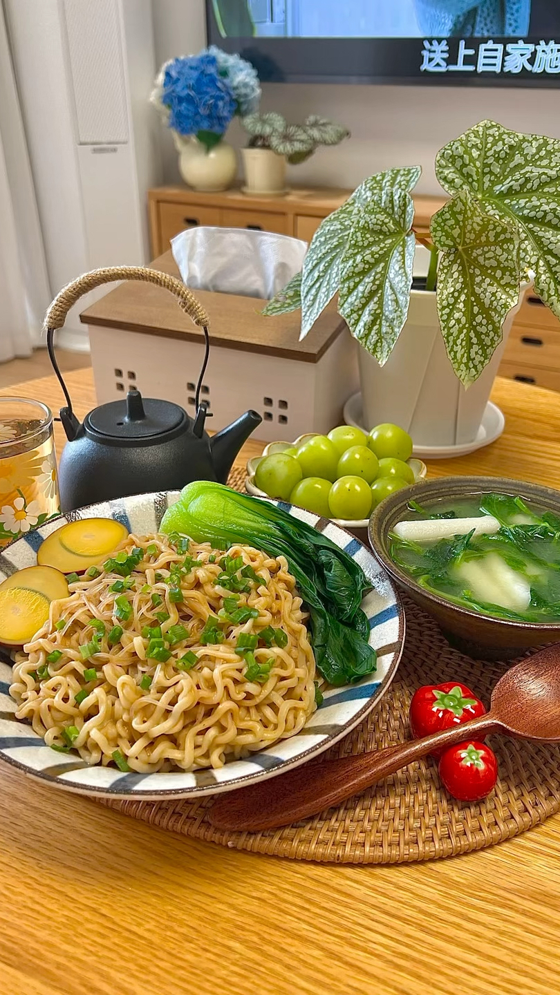 粉面菜蛋:9元|豌豆尖年糕汤:5元