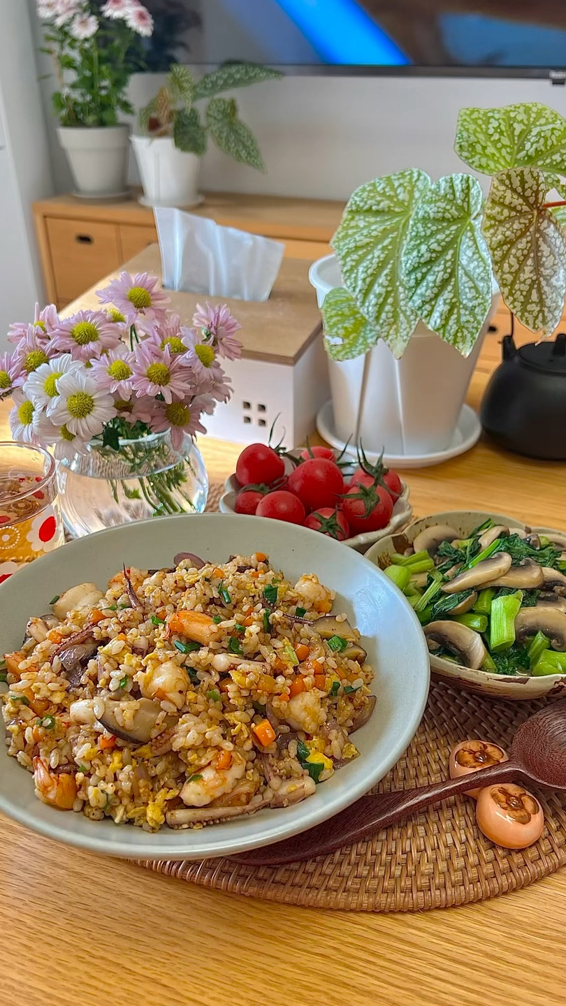 沙茶虾仁鱿鱼炒饭:25元|菜心炒口蘑:7.3元