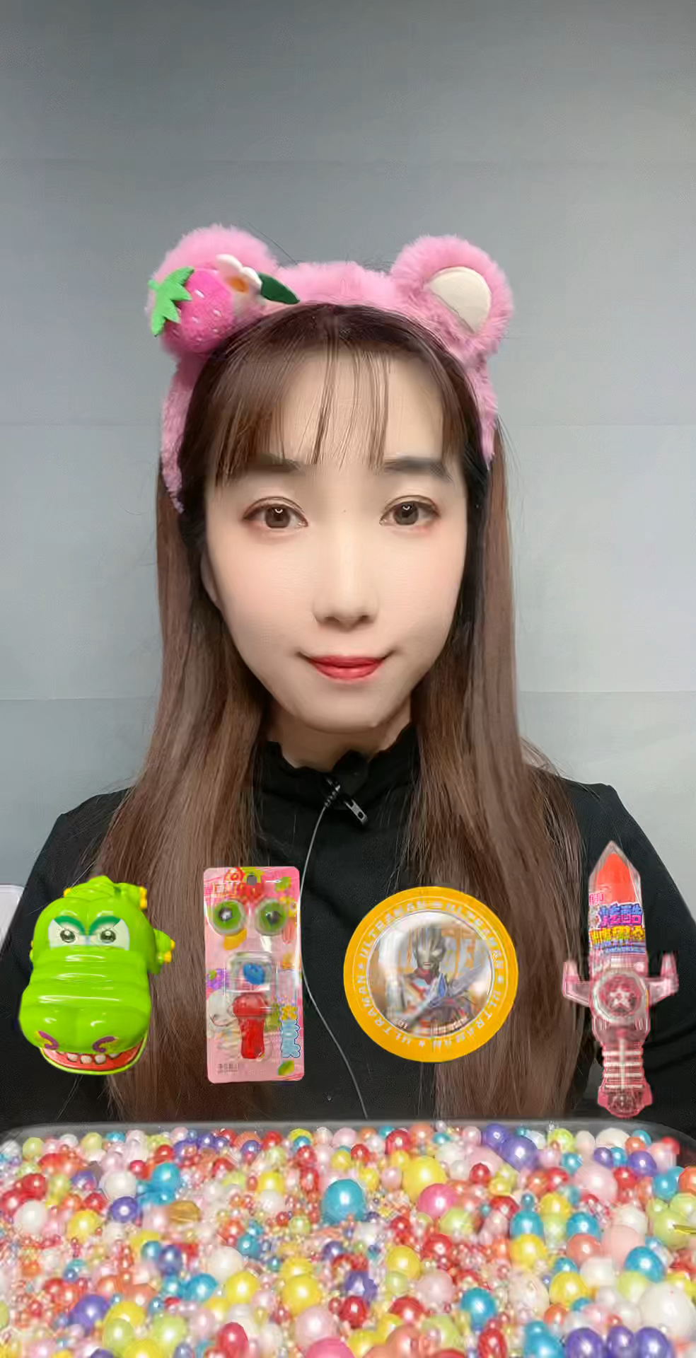 小姐姐要把小鳄鱼吃掉了