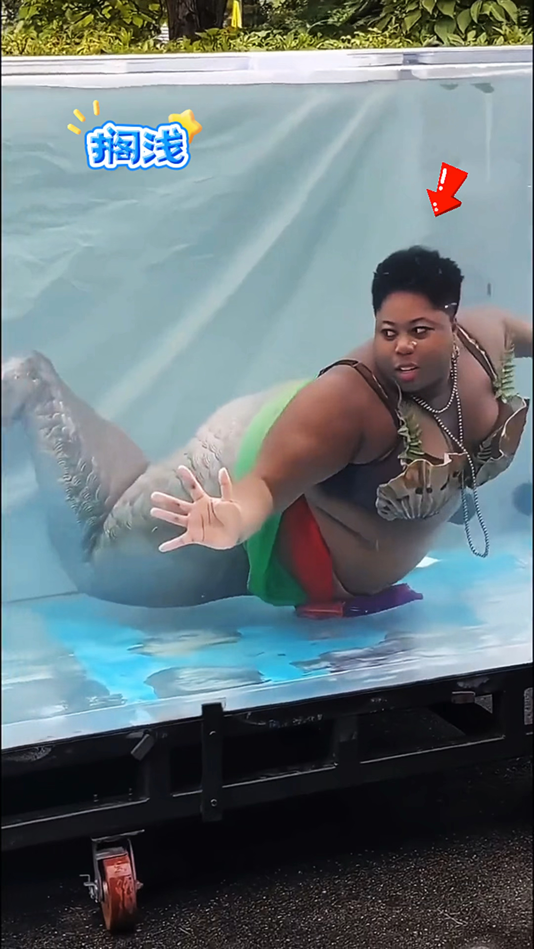 美人鱼在水里搁浅了!