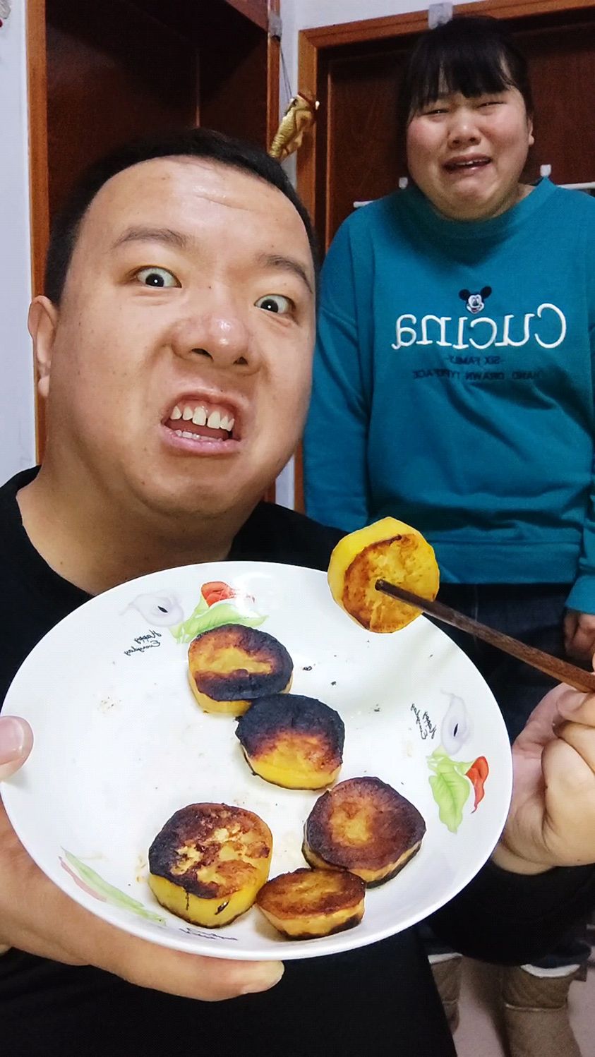 今天我和老婆一起吃烤地瓜!