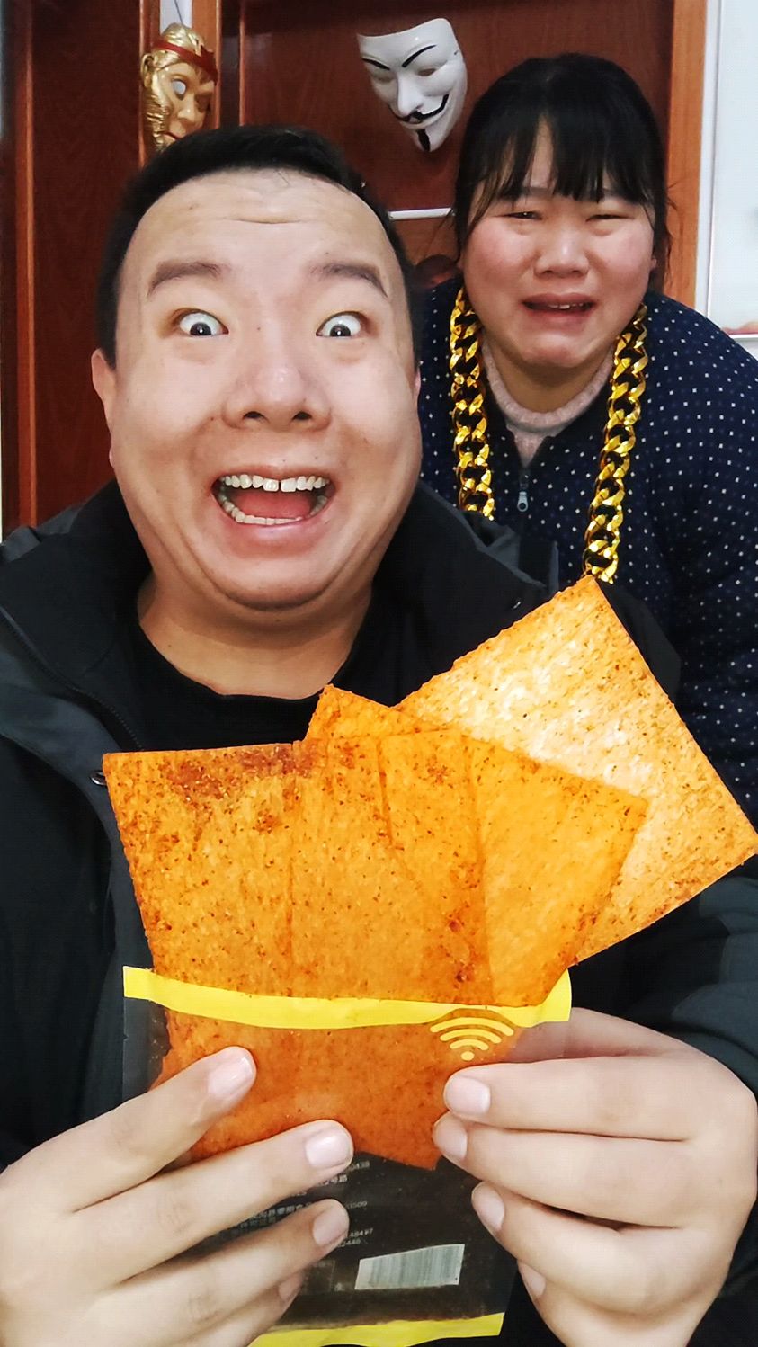今天我和老婆一起挑战吃死神辣片!
