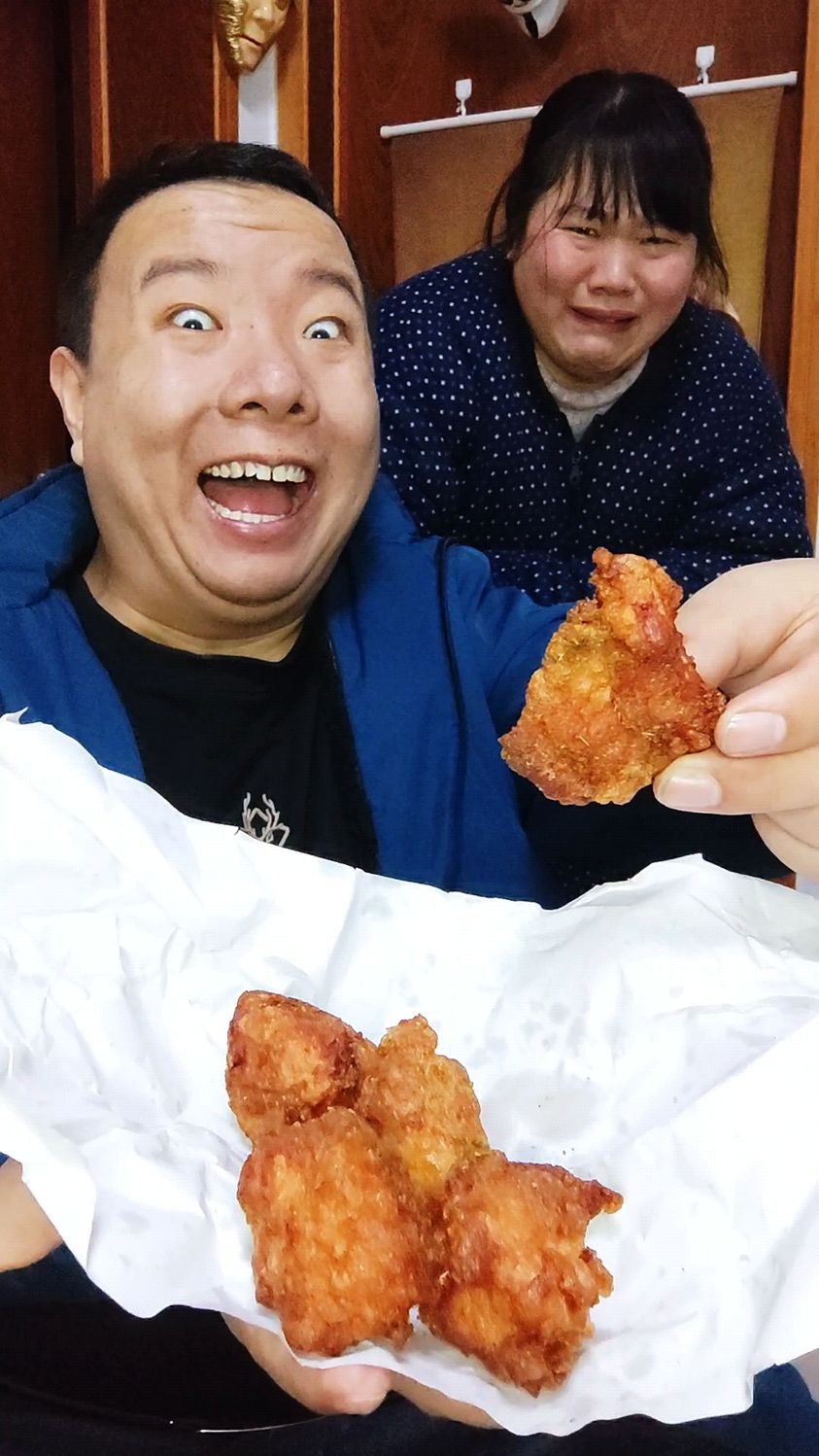今天我和老婆一起吃炸鸡!