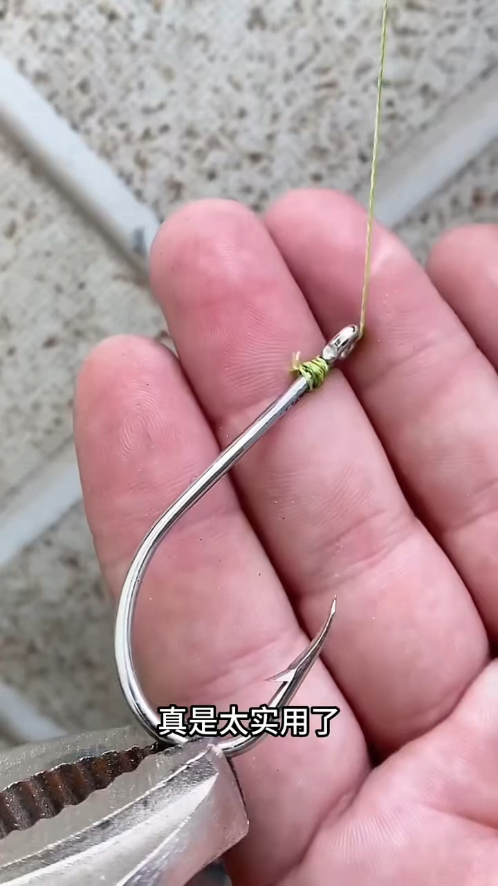 太厉害了,把胶管用鱼线绑住再给鱼钩穿线  太实用了