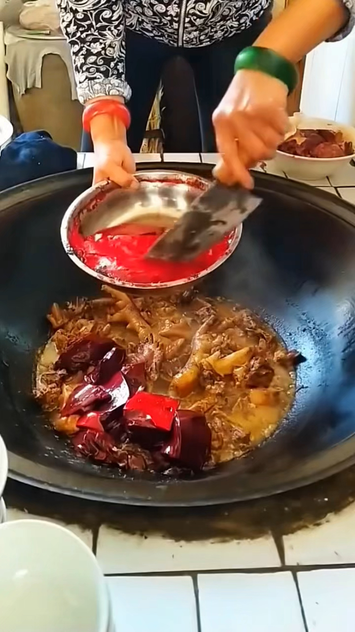 制作农村大锅炖鸡