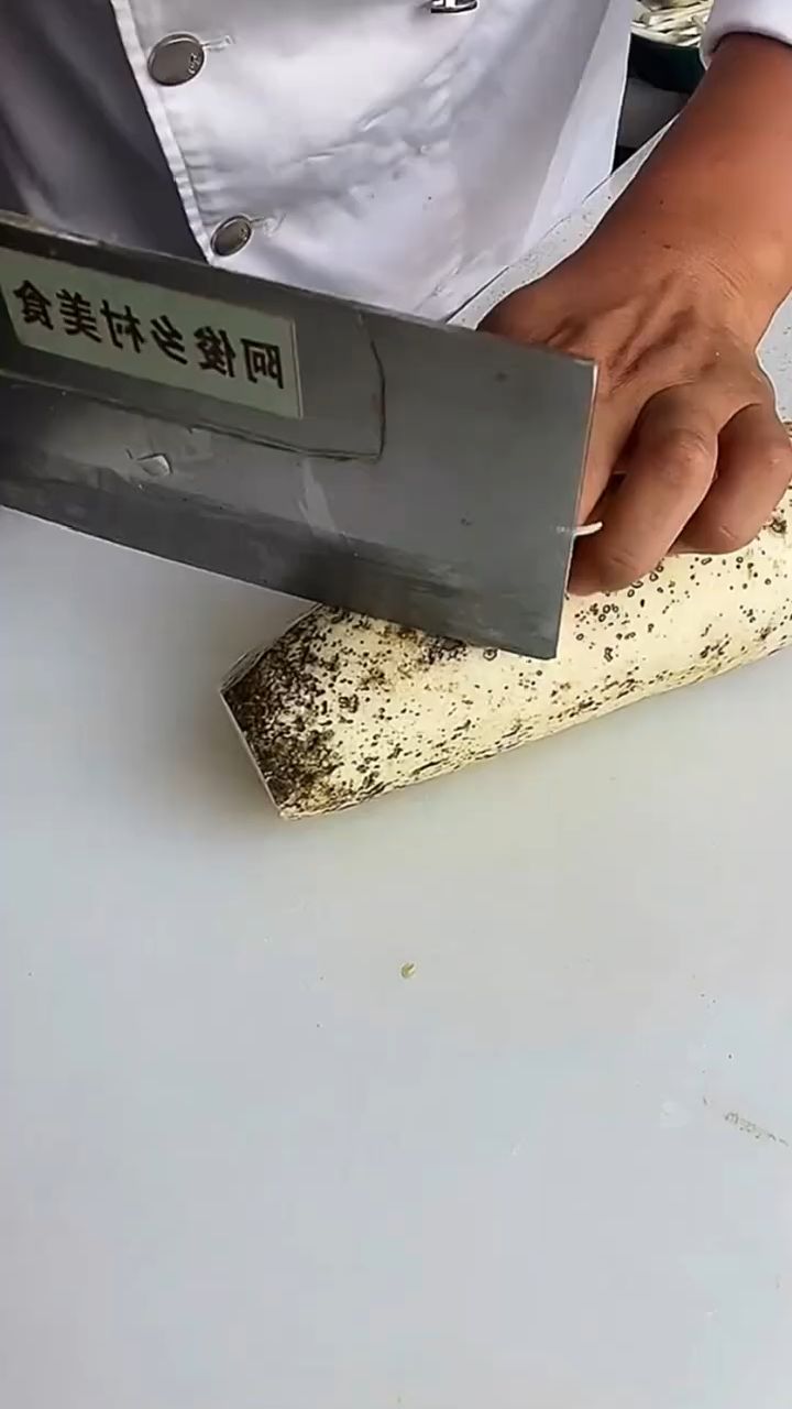 萝卜改刀成蝴蝶摆盘,好看。