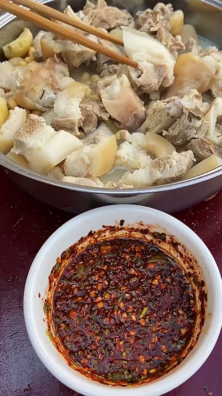 猪后丘用白水煮,蘸点灵魂料汁,那是真香啊。