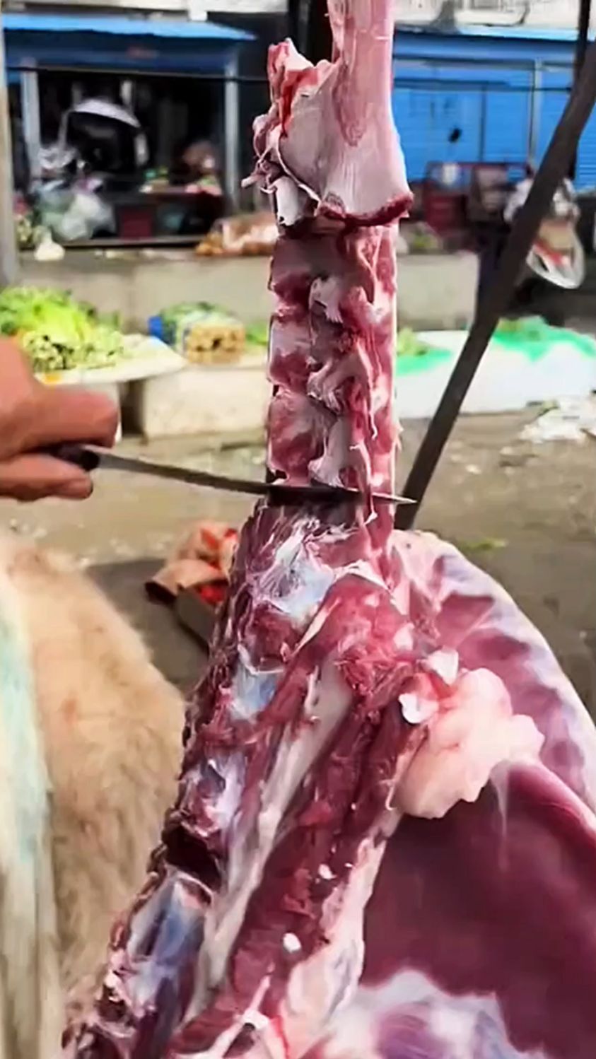 给羊肉剔骨的做法。