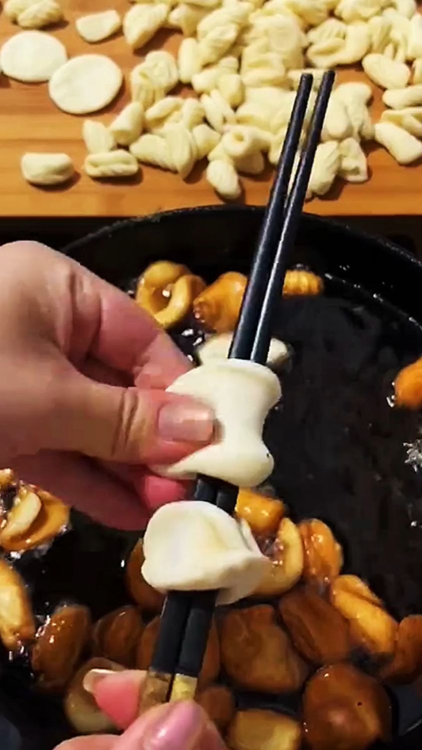 油炸花样面食的制作过程。