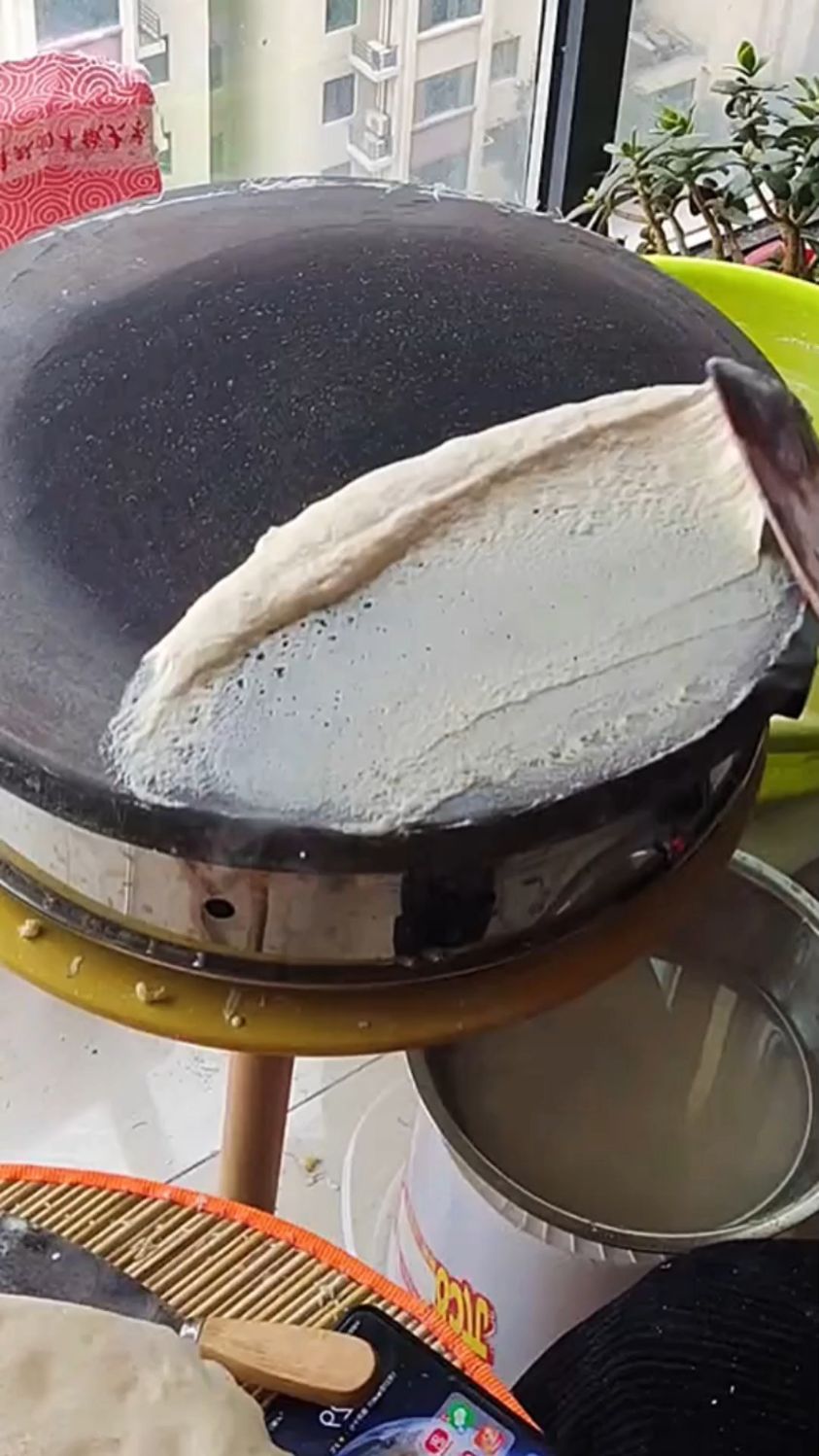 手工煎饼的做法。