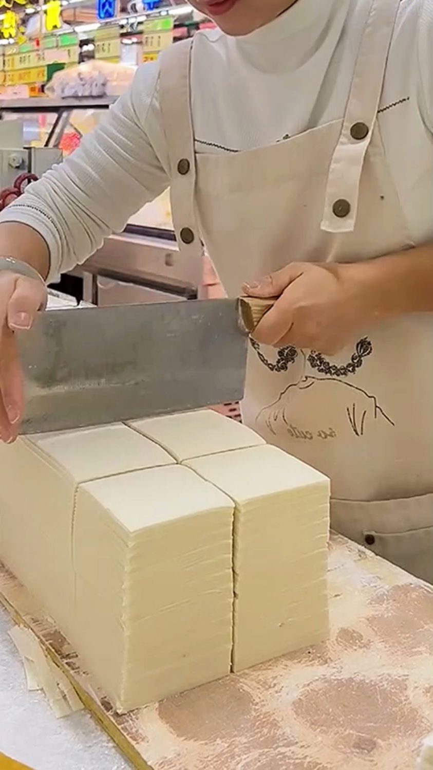 手工馄饨皮的制作过程。