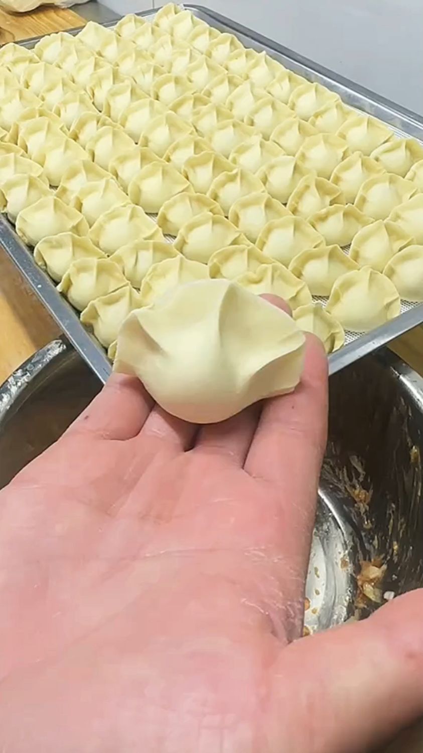 快速包水饺的做法。