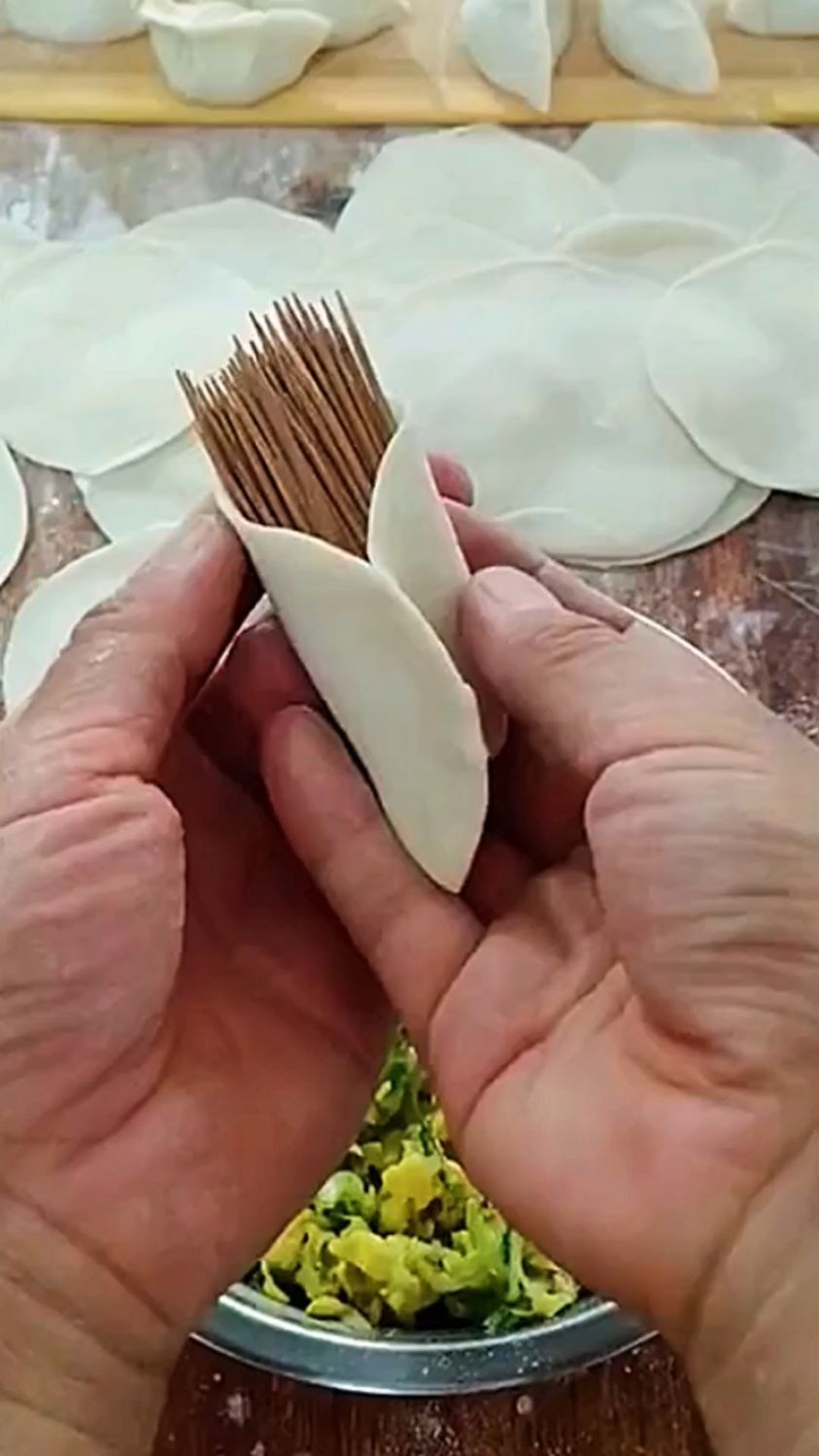 素馅饺子的包法。
