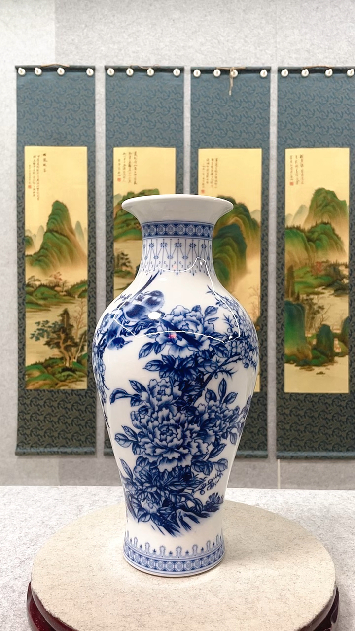 喜上眉梢青花鱼尾瓶
