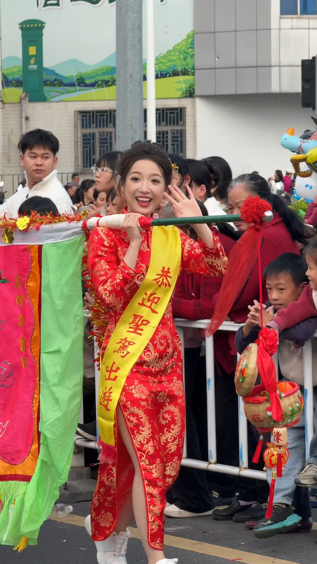 潮汕标旗美女网红七杯奶茶,亮相民俗巡游