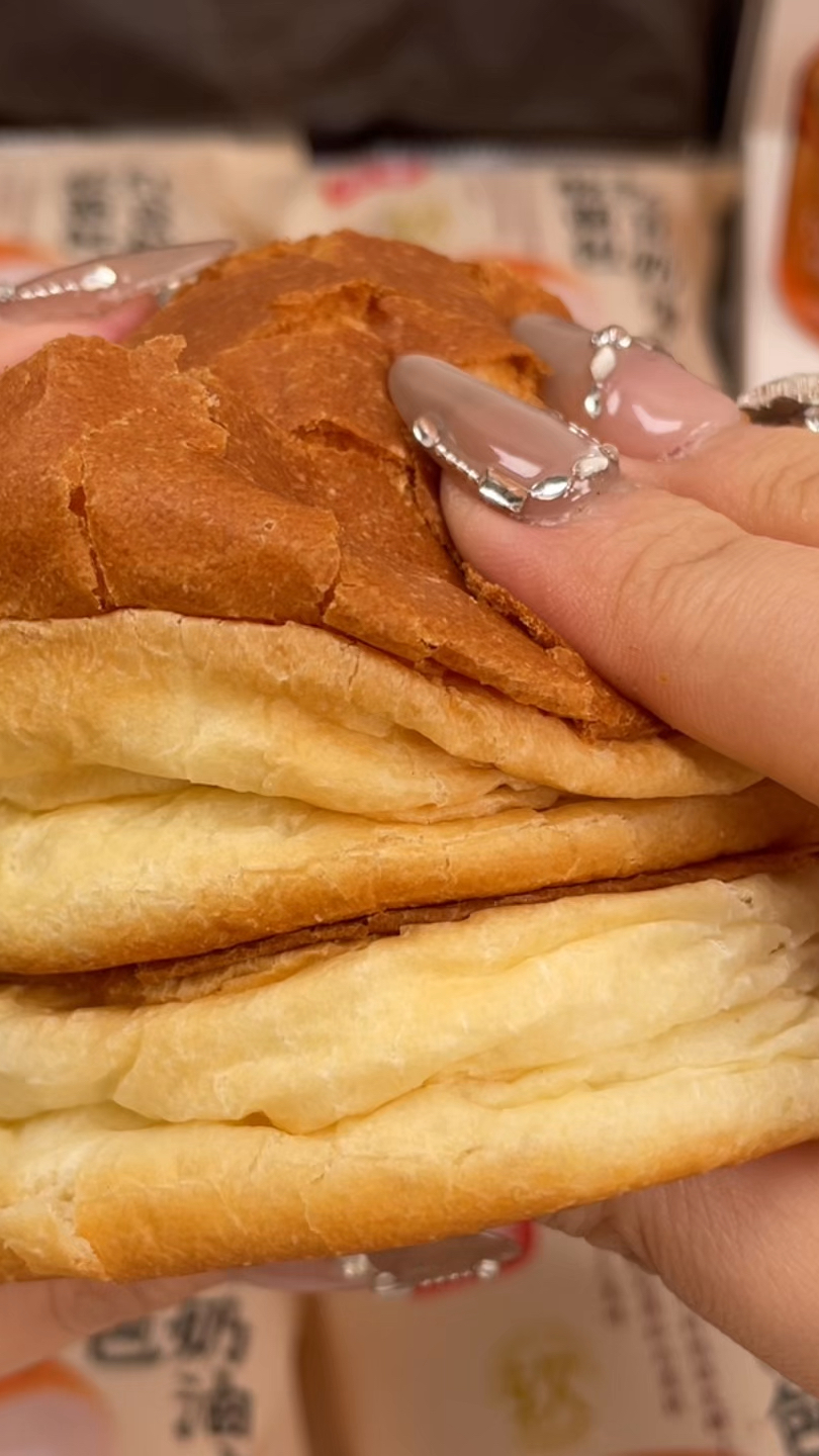 里面裹满了红豆和奶油夹心!一口下去太过瘾了!#早餐吃什么