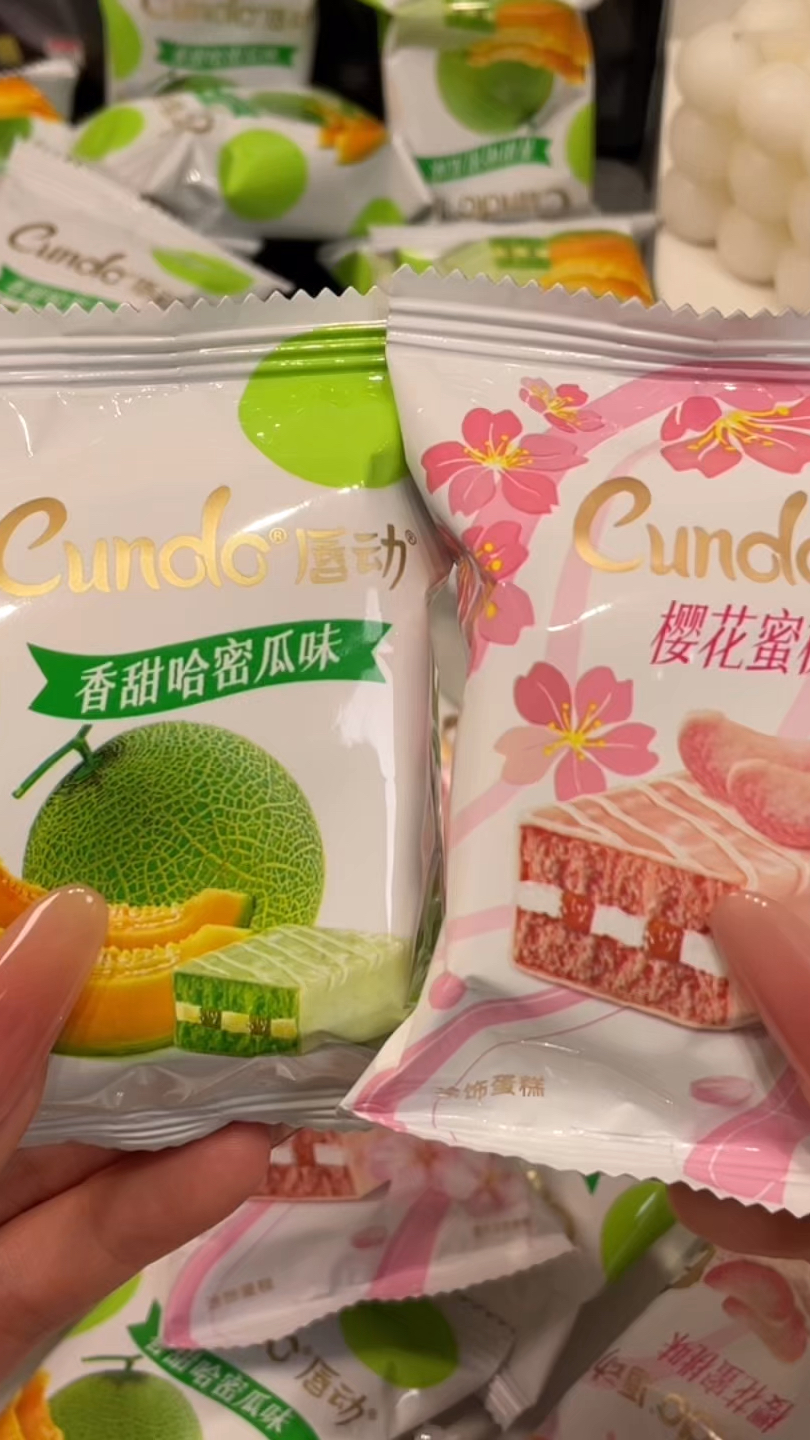 外面是一层白巧克力涂层,里面是绵软的蛋糕和奶油果酱夹心!