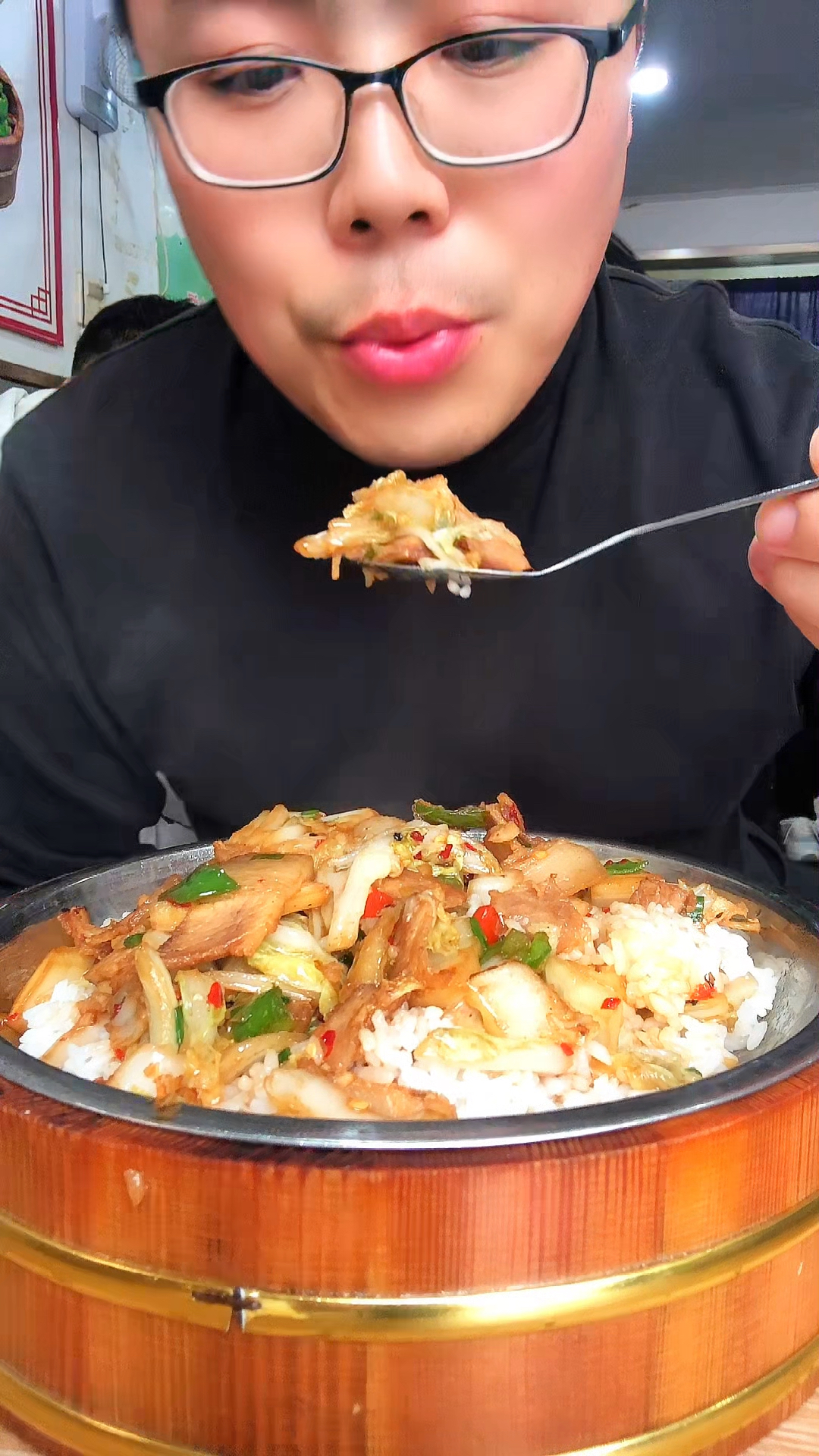 晚上饿了,吃个木桶饭