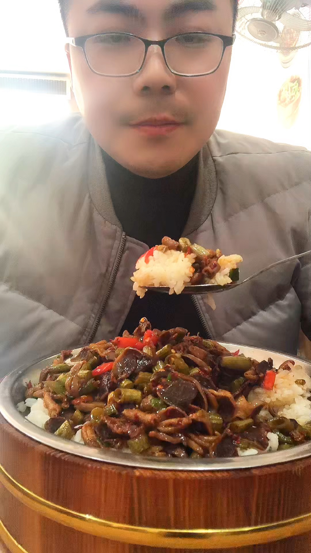 鸡胗炒酸豆角木桶饭