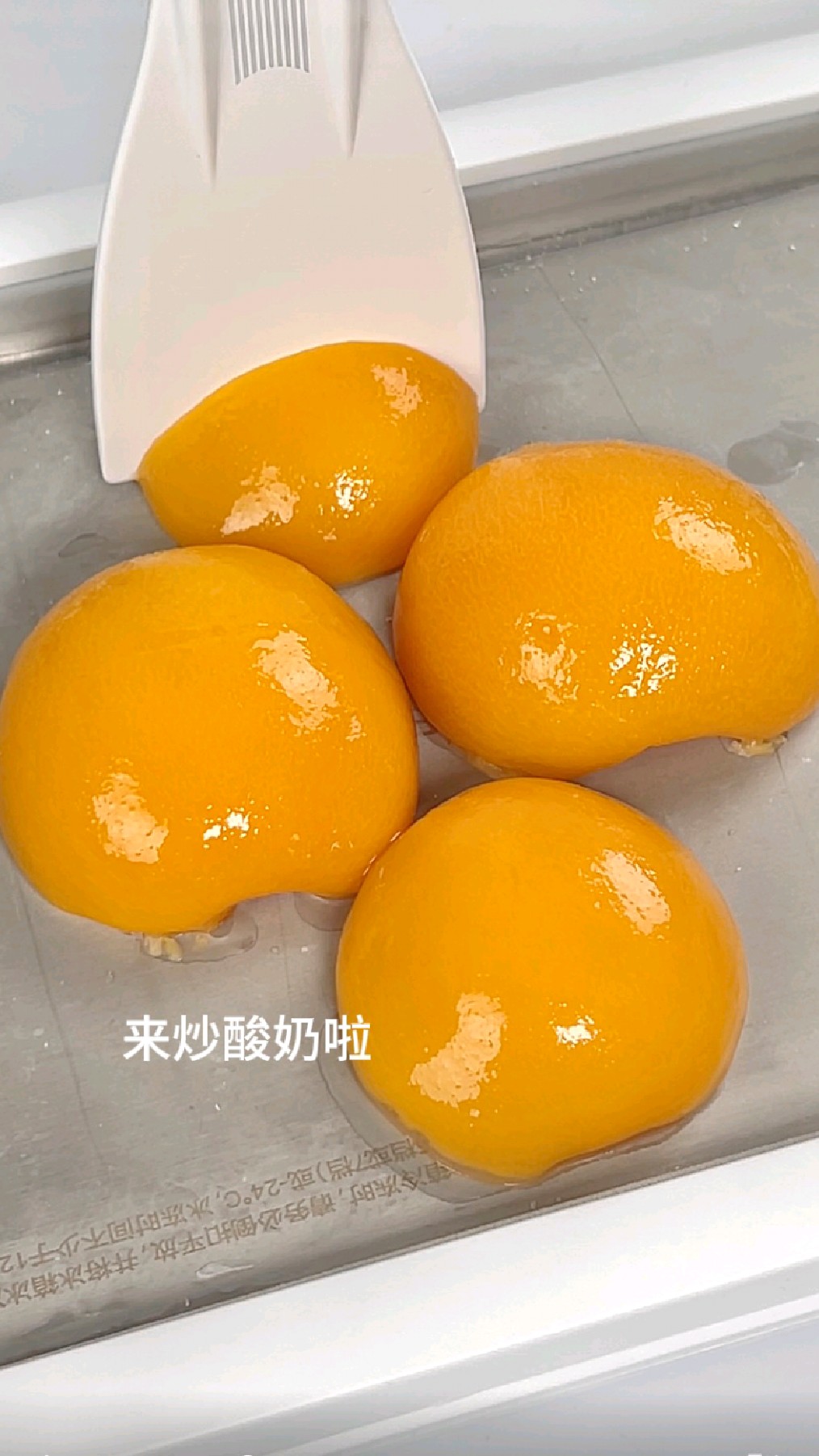 中国女人沉浸式炒黄桃酸奶～