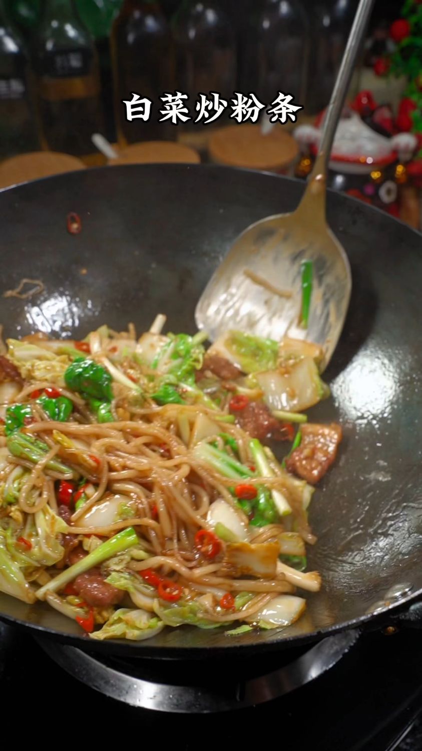 冬天打过霜的大白菜格外甜,用来炒红薯粉条吃别提有多下饭了