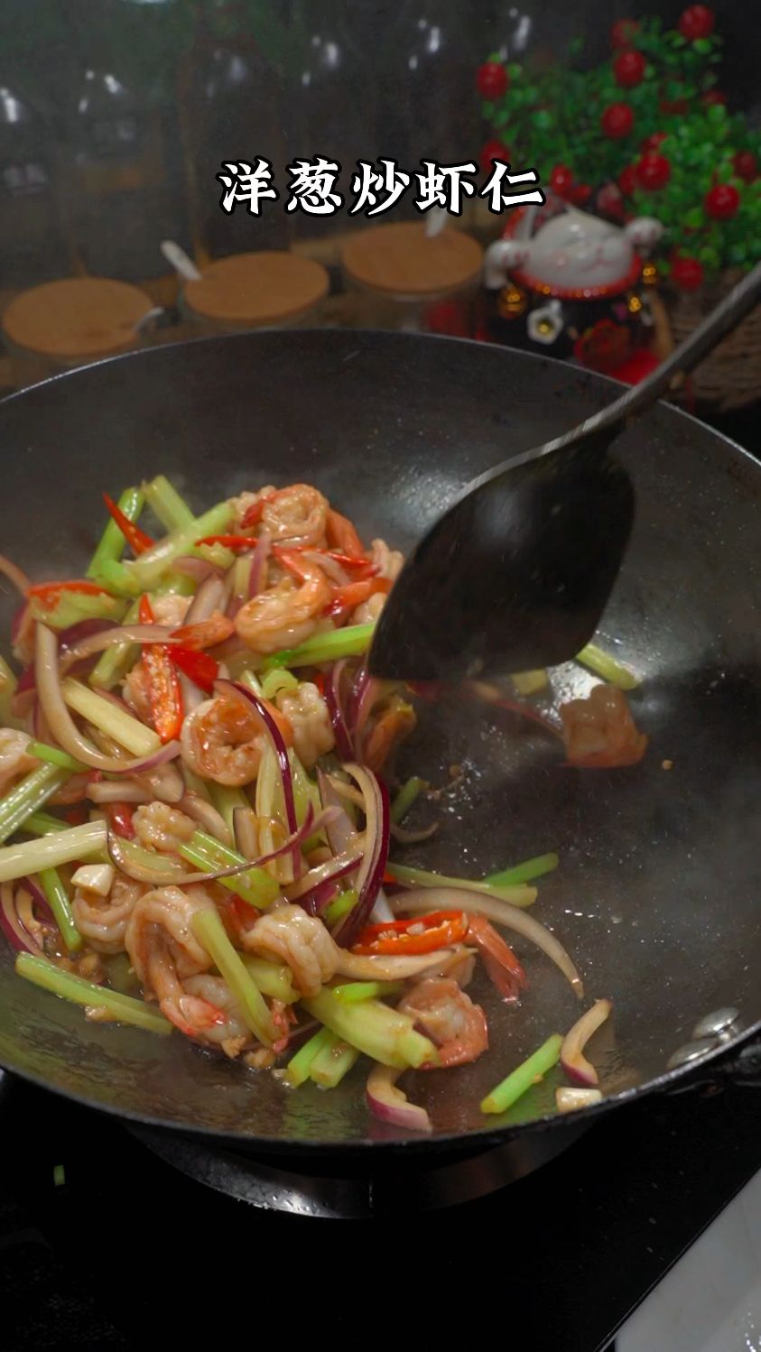买回来的大虾不要只会白灼了,像我这样用洋葱炒一炒
