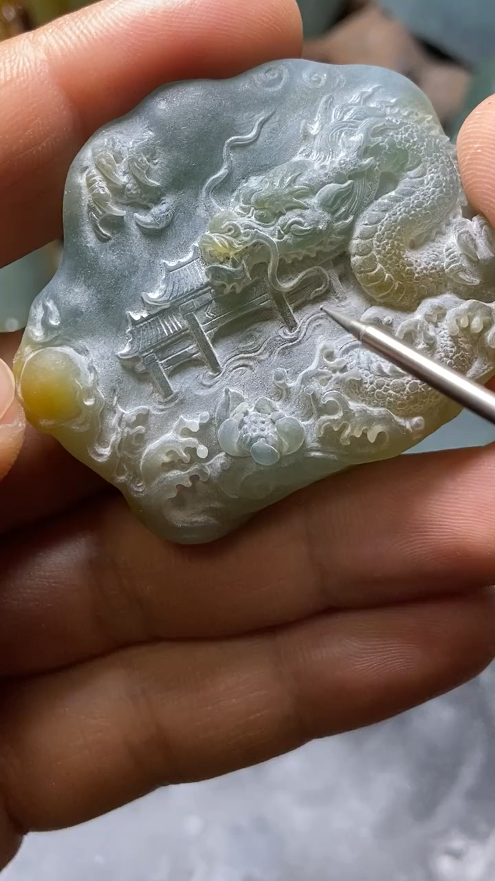 鱼化龙化身为龙,鱼儿跃出水面,幻化为龙之姿