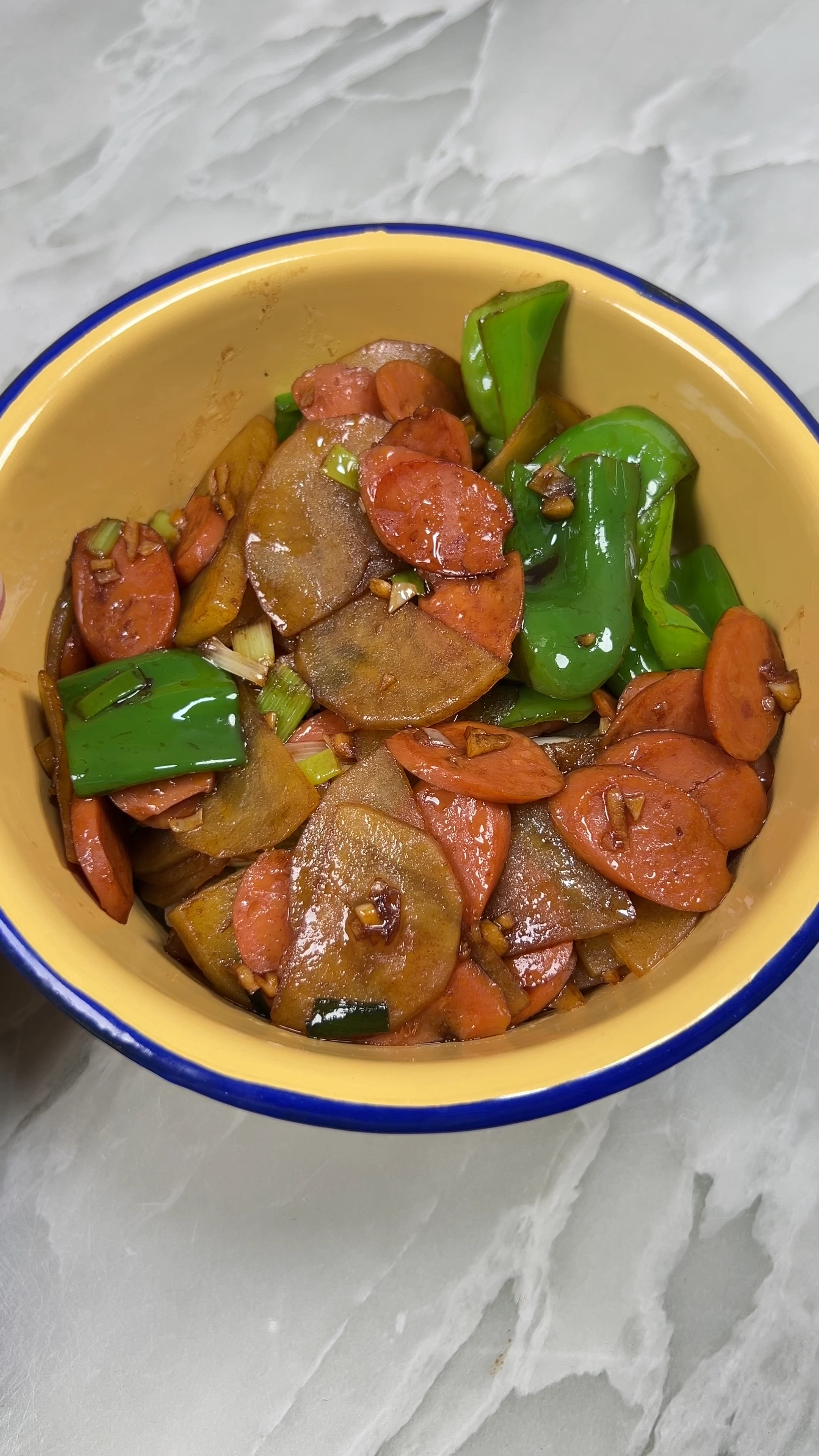 沉浸式拌饭之青椒土豆炒火腿肠