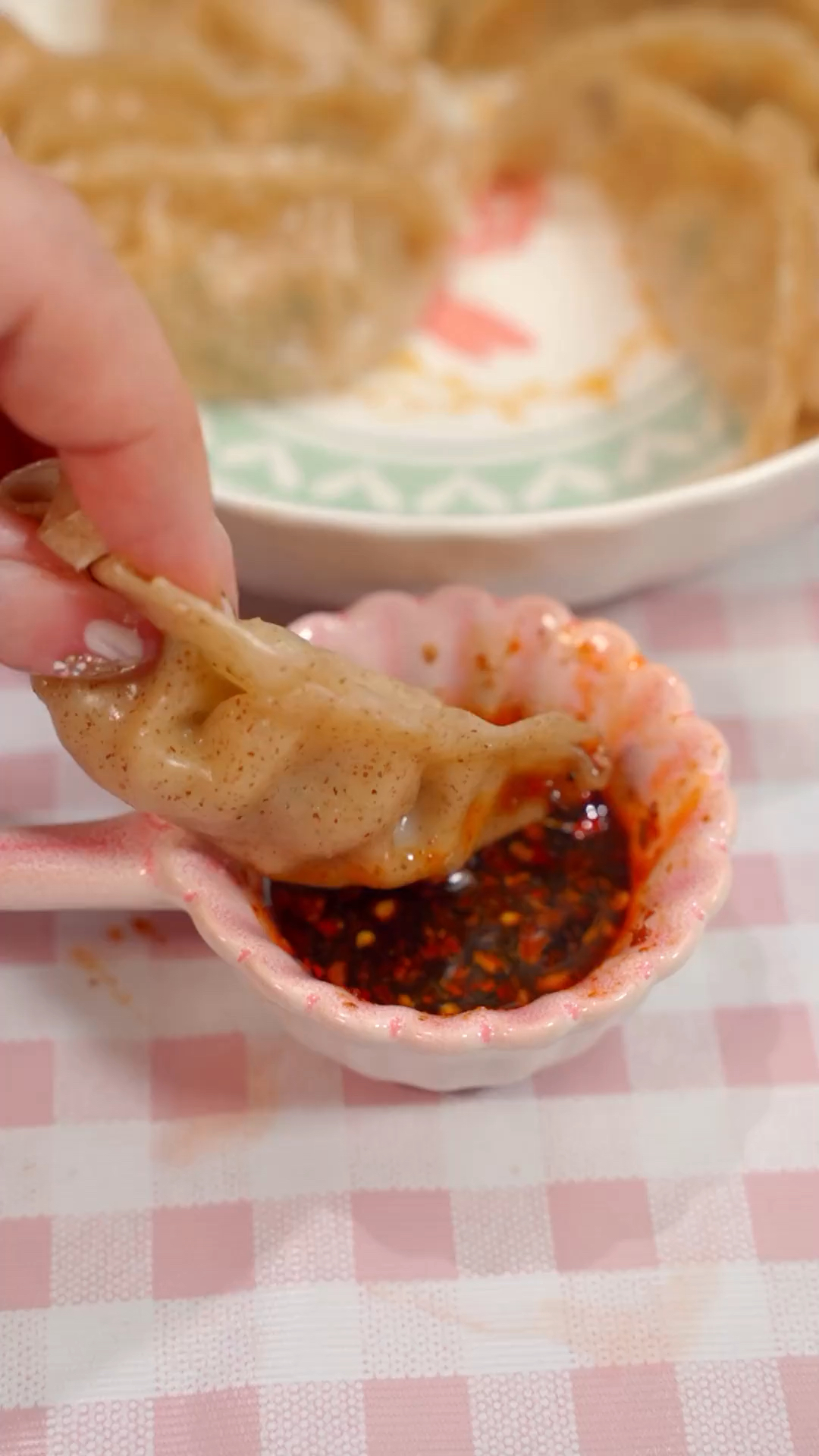馋饺子还怕热量高的,尝尝这个低卡魔芋鸡胸肉饺子,解馋还没负担
