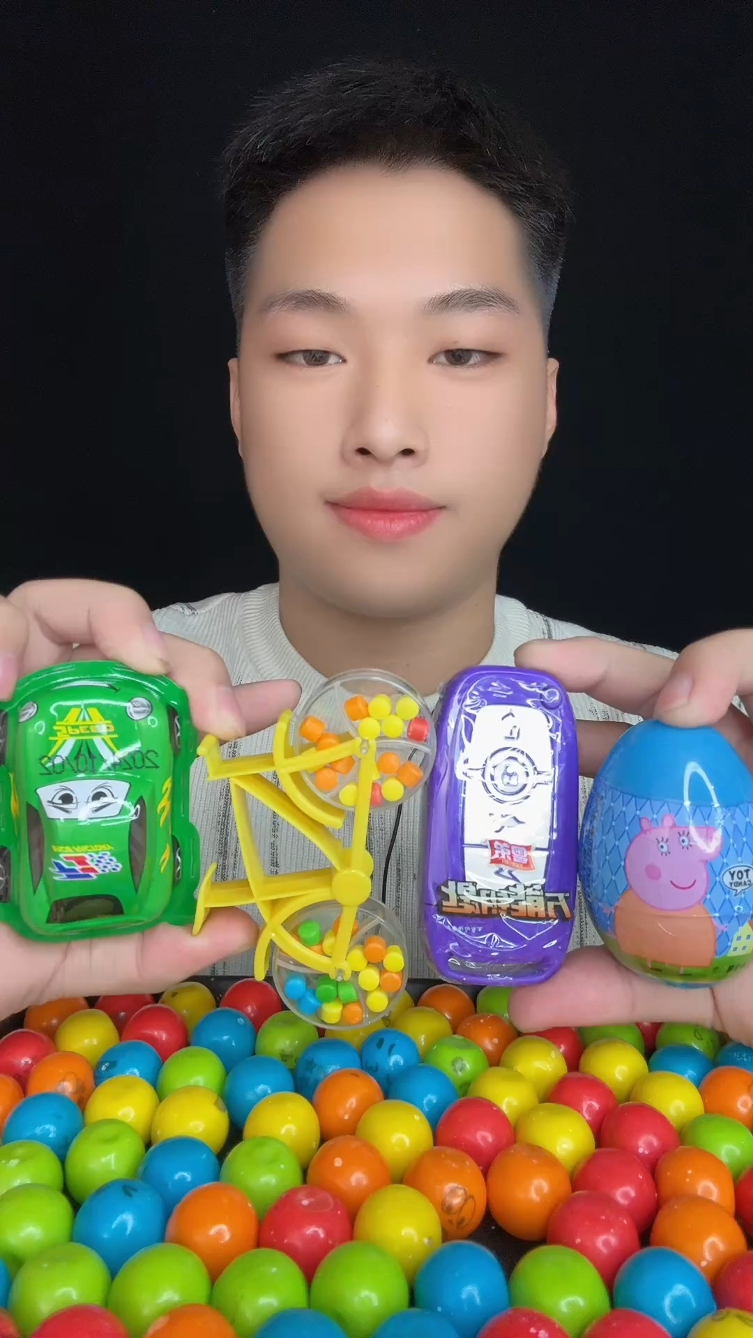 今天我们来吃小汽车巧克力和奇趣蛋盲盒