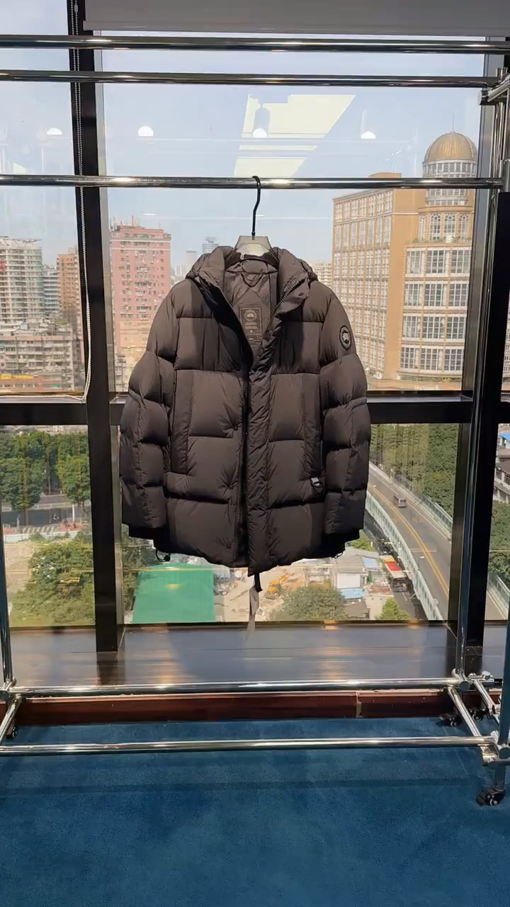 加拿大鹅大黑标羽绒服保暖时尚