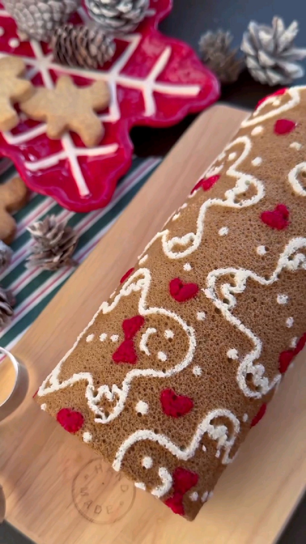 冬日限定草莓蛋糕卷,姜饼人图案超可爱!