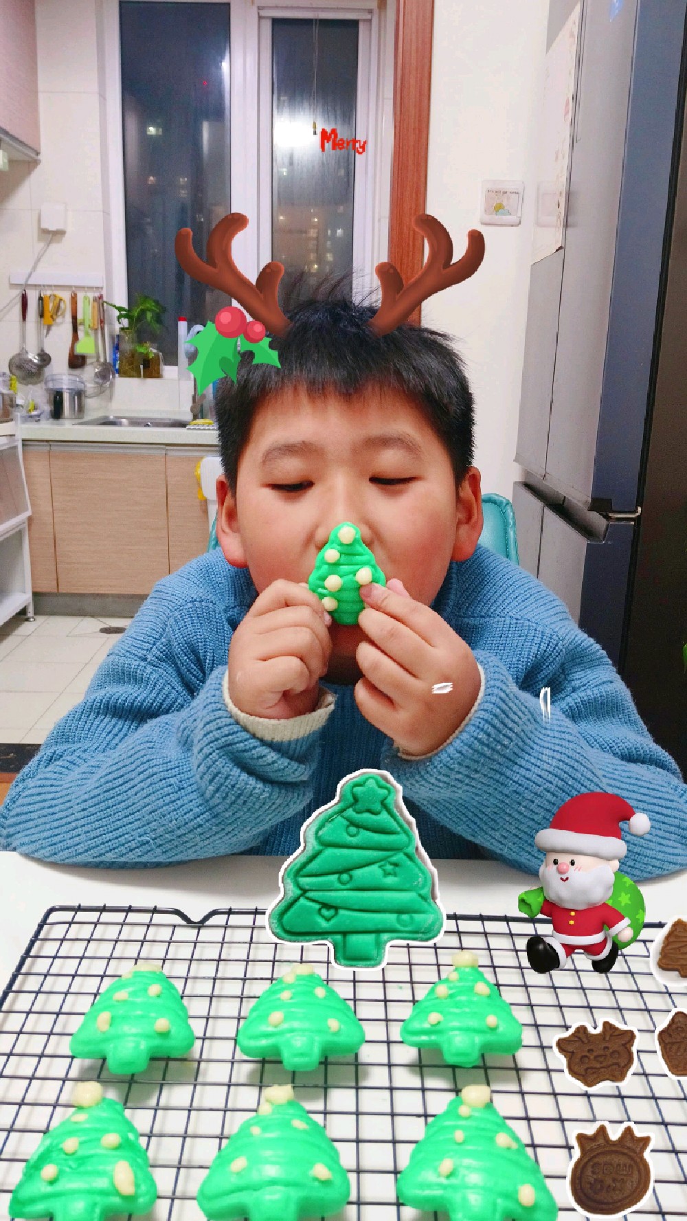 陪孩子用面团DIY圣诞树!