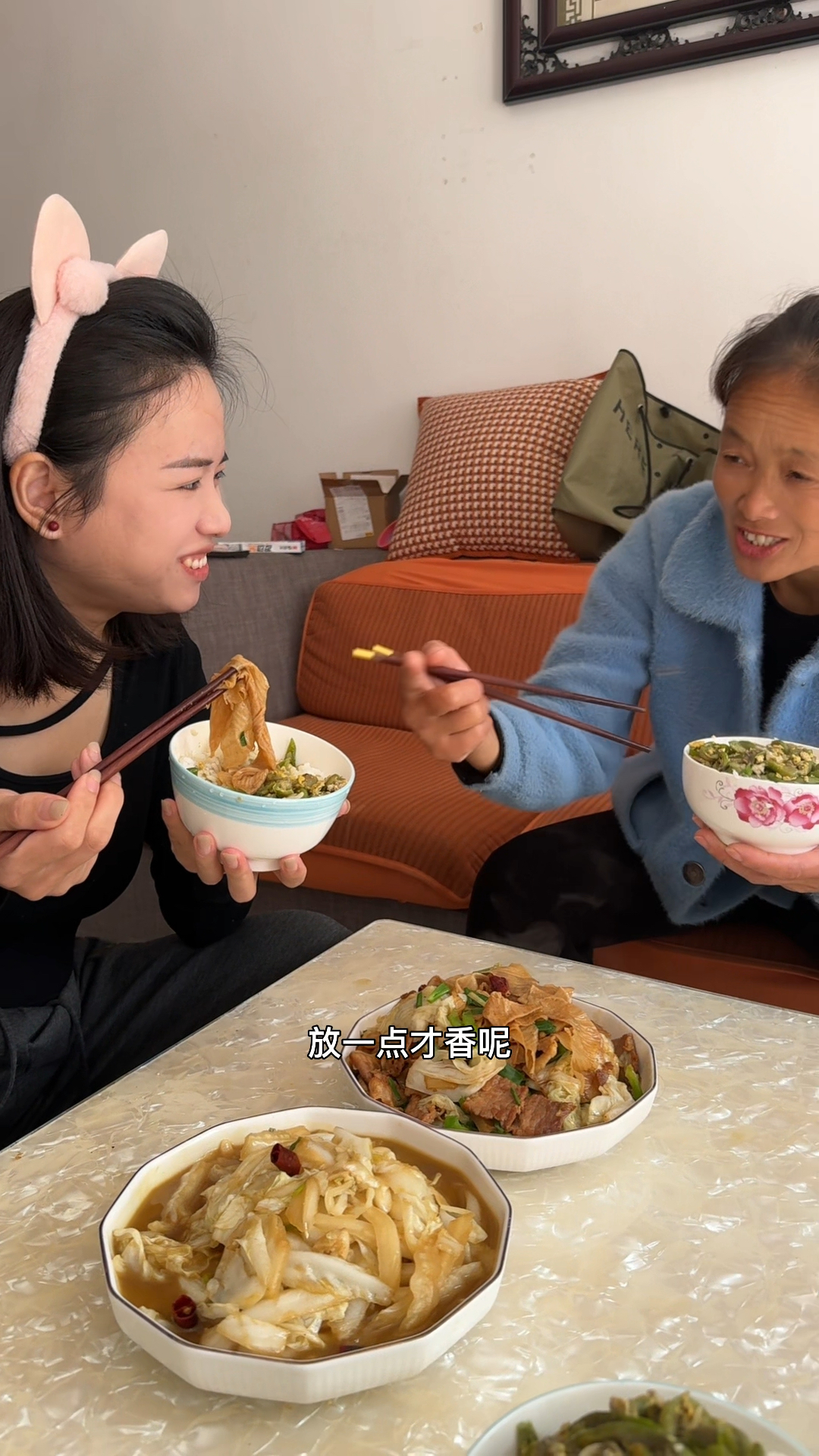 今年人造肉榨的真不赖,婷婷中午配五花肉爆炒一盘,一家人都爱吃