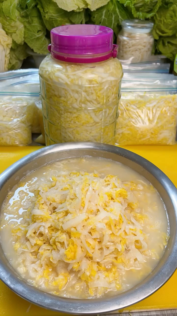 今天教大家在家腌制酸菜。